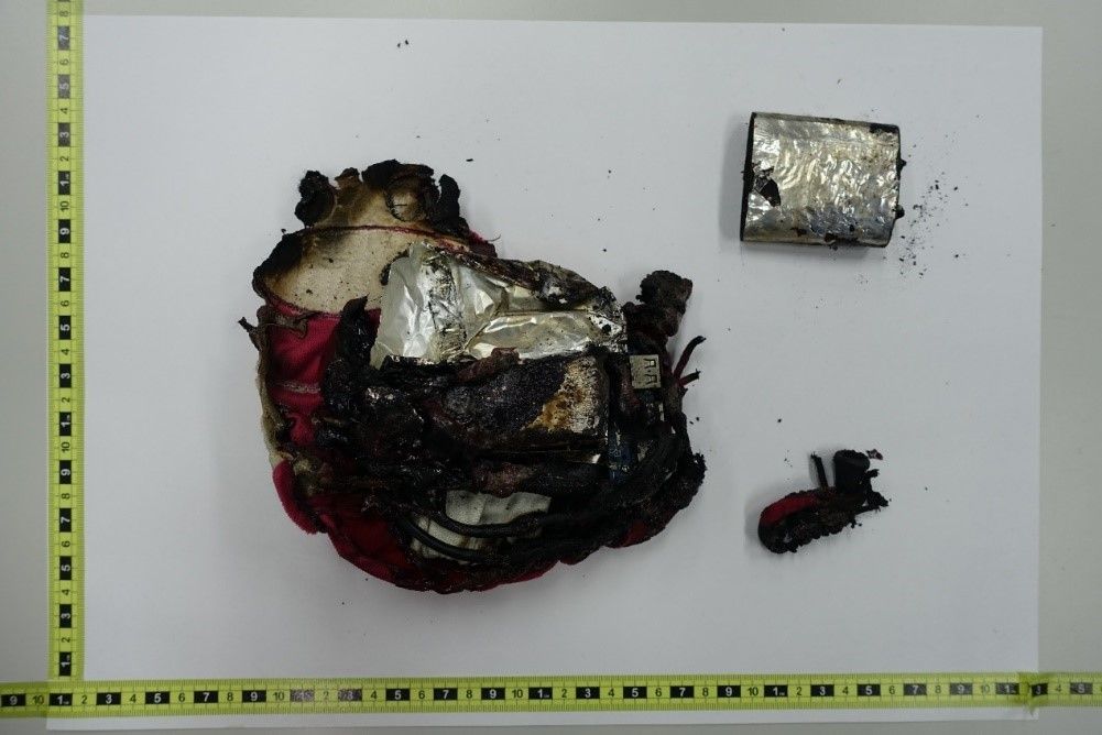 在酷航班機上起火的行動電源,已經燒得面目全非。(運安會提供)