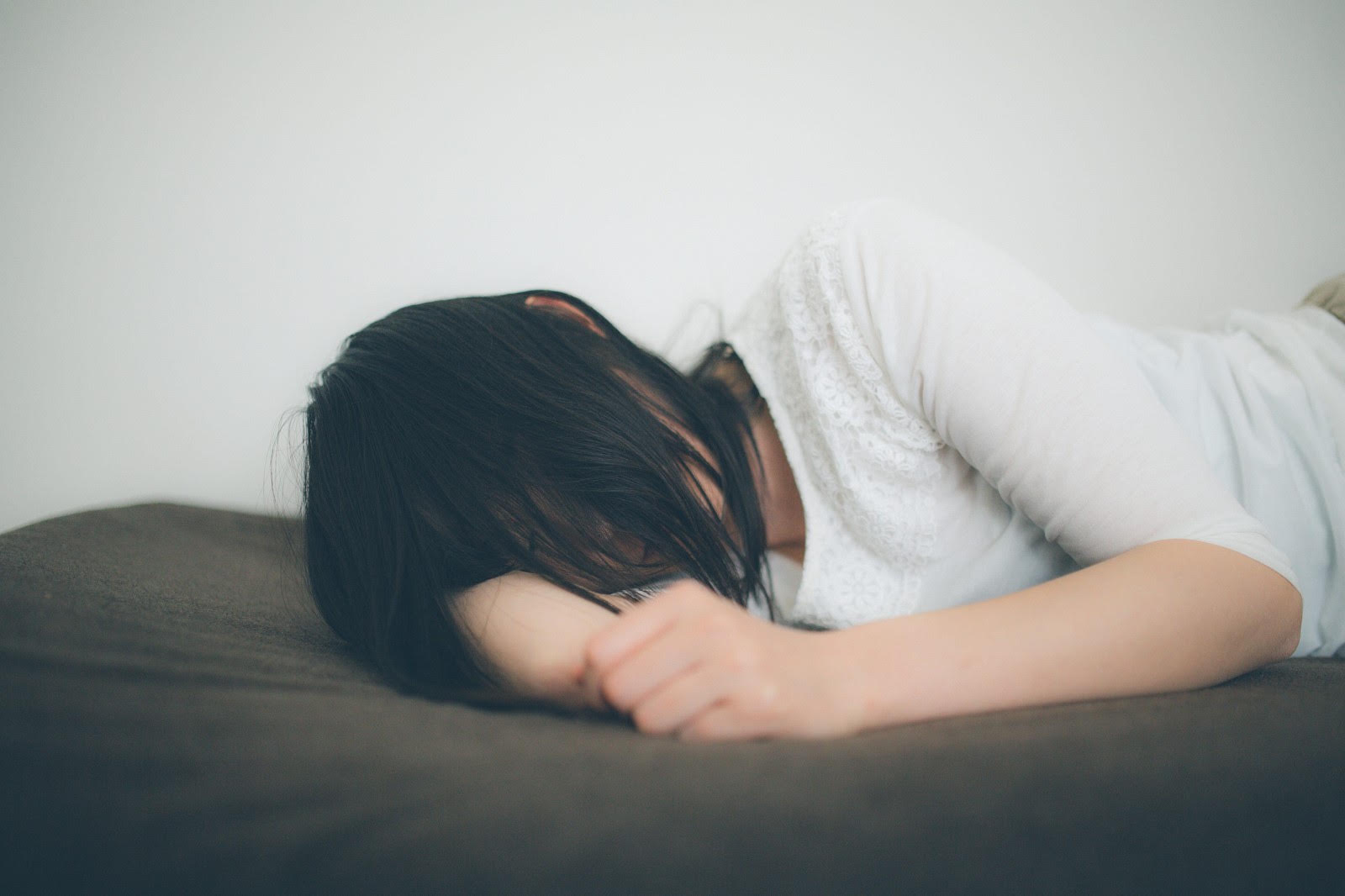 一名人妻午睡時被老公強塞凱格爾球進肛門並性侵。(示意圖,Pakutaso)