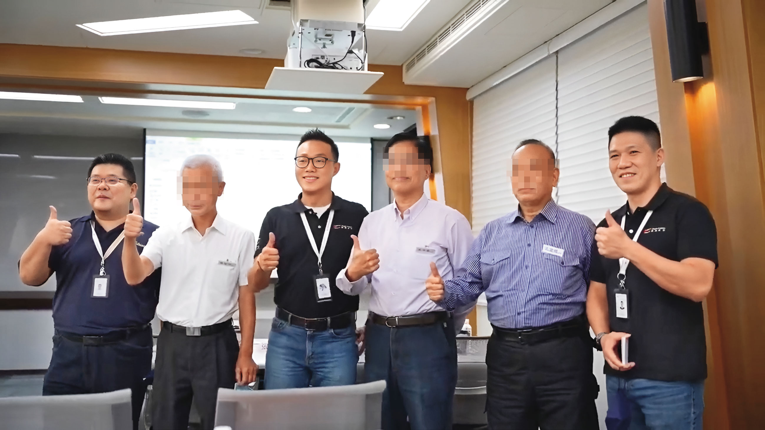 勁捷航空董事長丁應傑(左3)5月撤換總經理王志仁(右1),引起公司動盪。(翻攝勁捷航空募資說明會宣傳片)