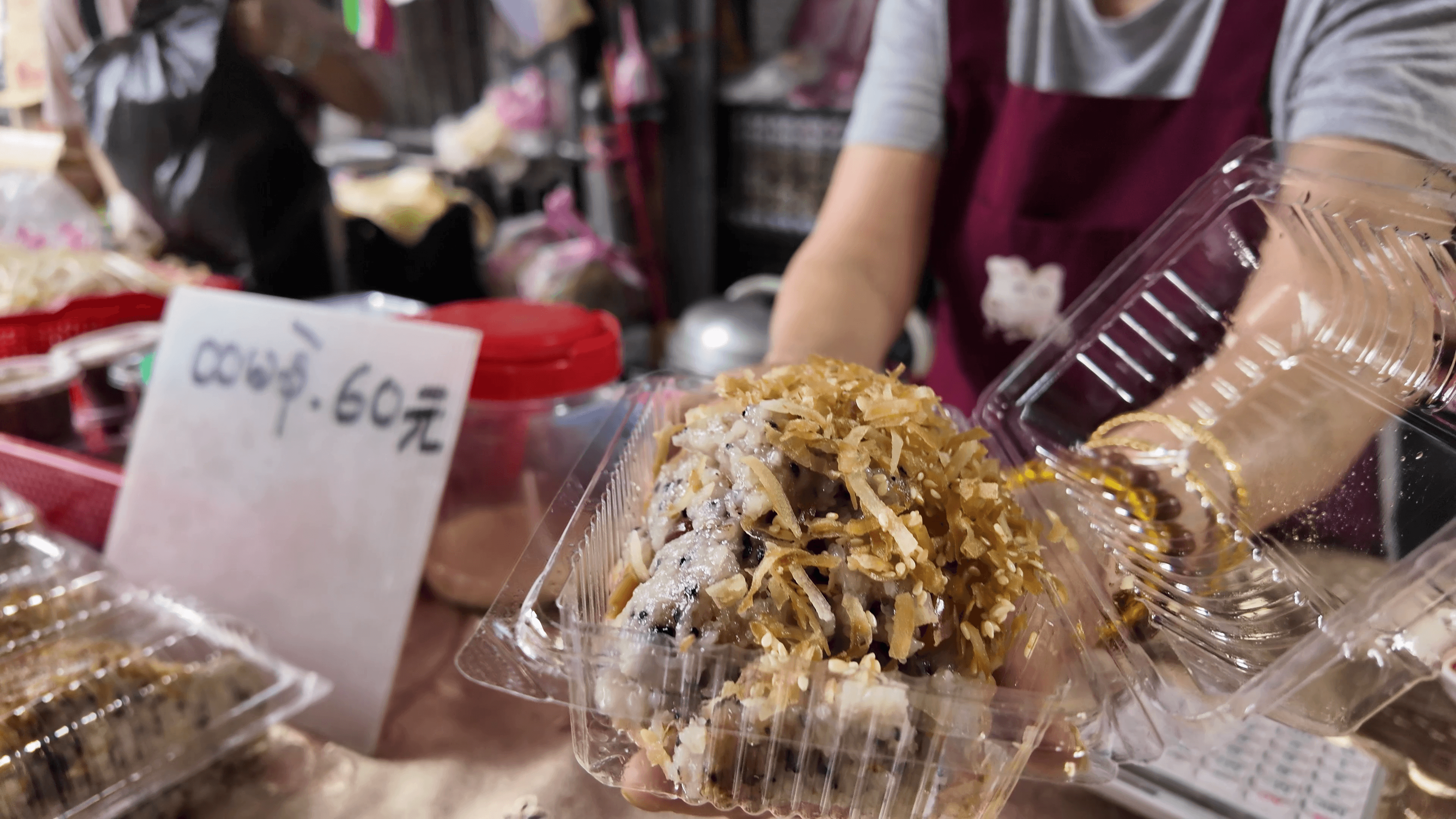 華新街當中的緬泰甜點鹹米糕風味特殊,深受歡迎。(鏡新聞)