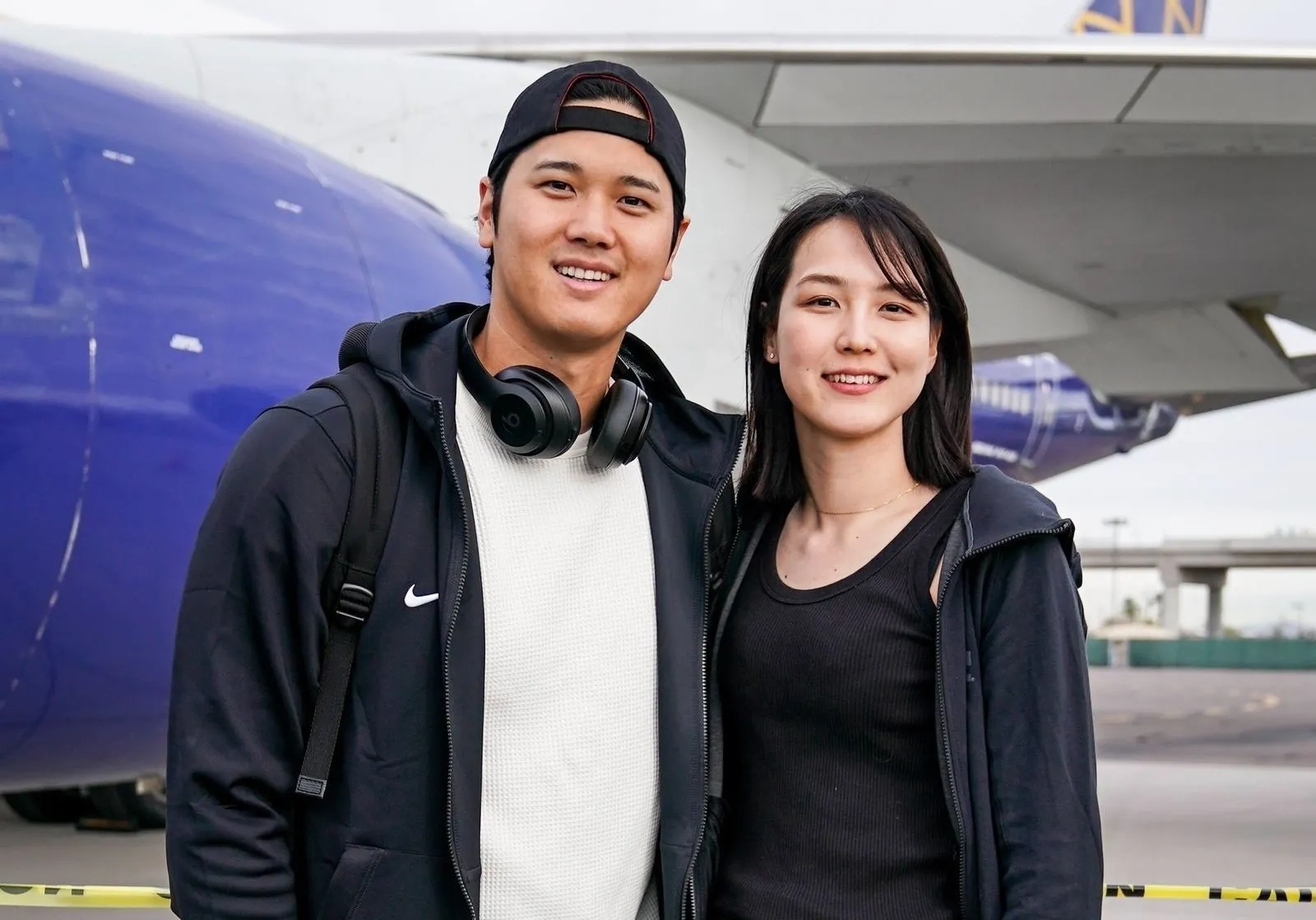 球星街吻如初戀／大谷翔平娶真美子凍蒜模範夫妻！　他擁啦啦隊嬌妻「寵妻無極限」羨煞球迷