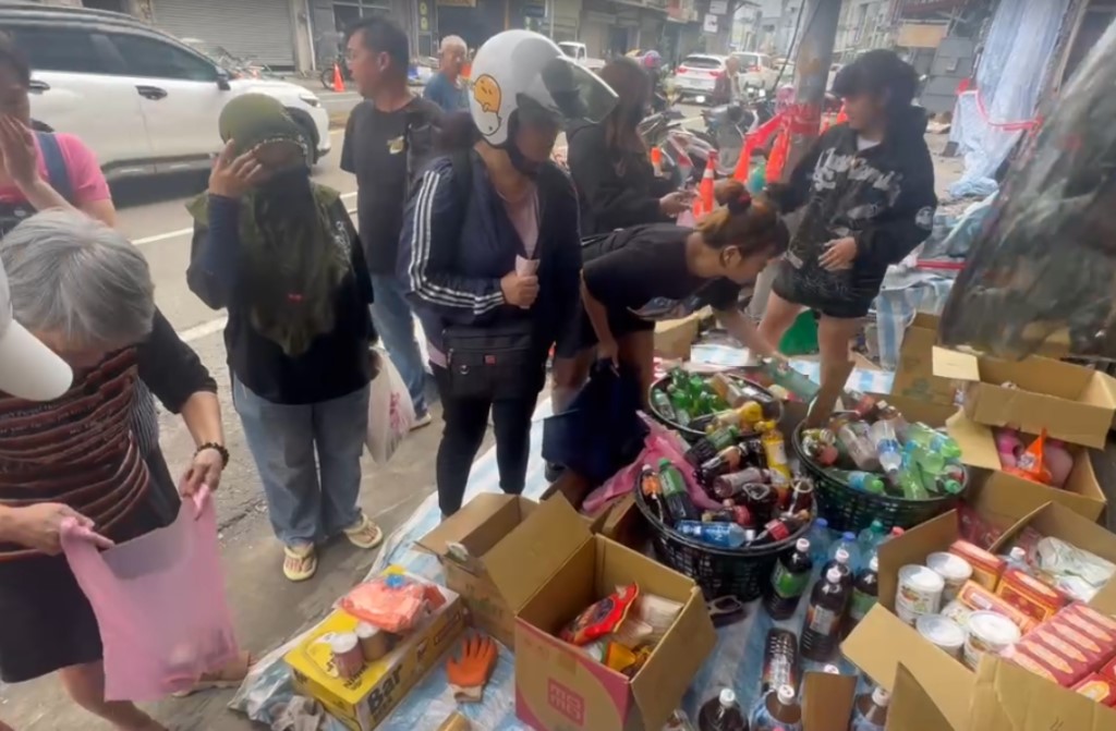新竹市高翠路遭氣爆的麵包店今日進行拍賣出清,鄰里熱情支持。(翻攝畫面)