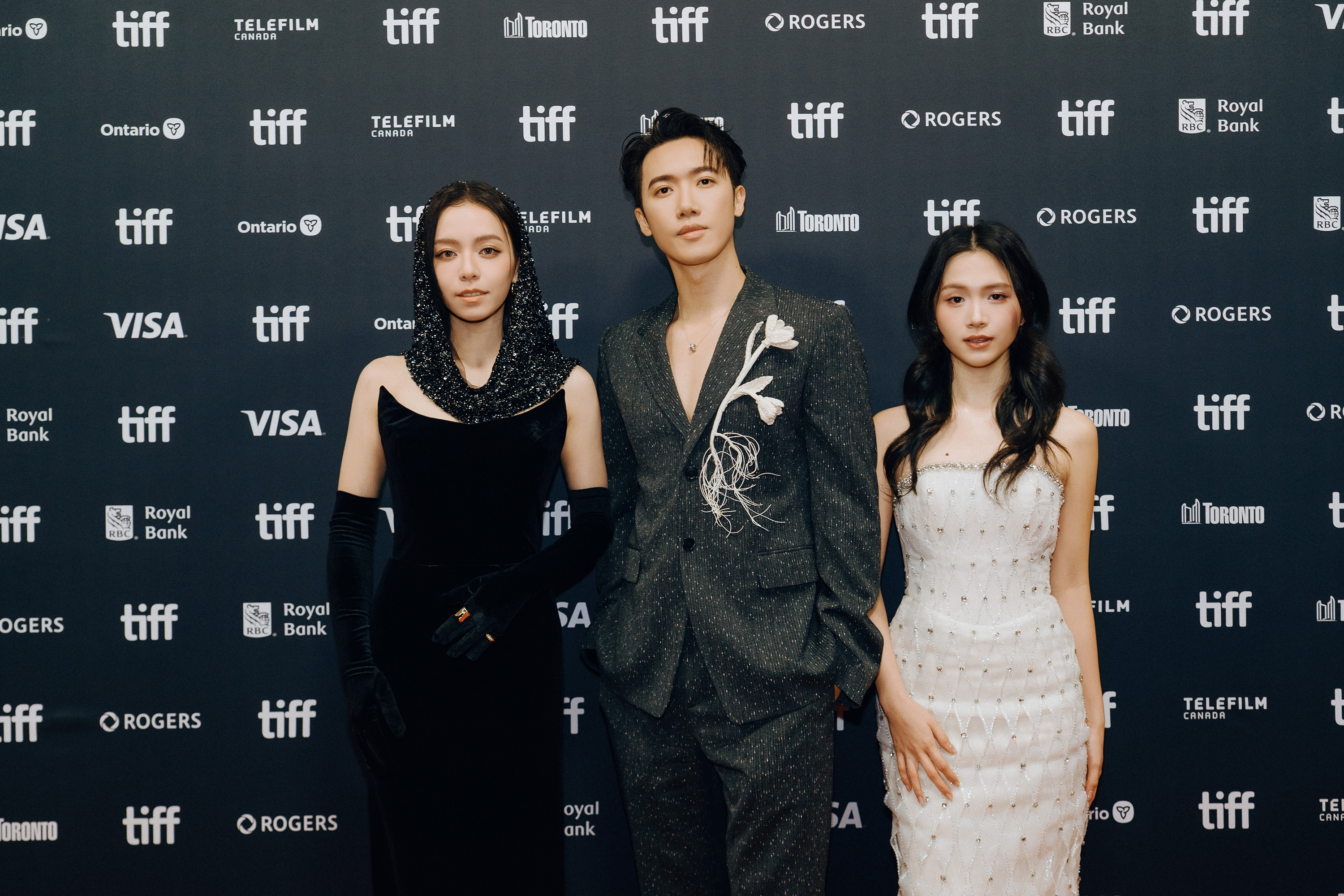 《告別的年代》主演宋芸樺(左起)、邱士縉和蕭莉璇盛裝出席多倫多影展首映會。(文策院提供)