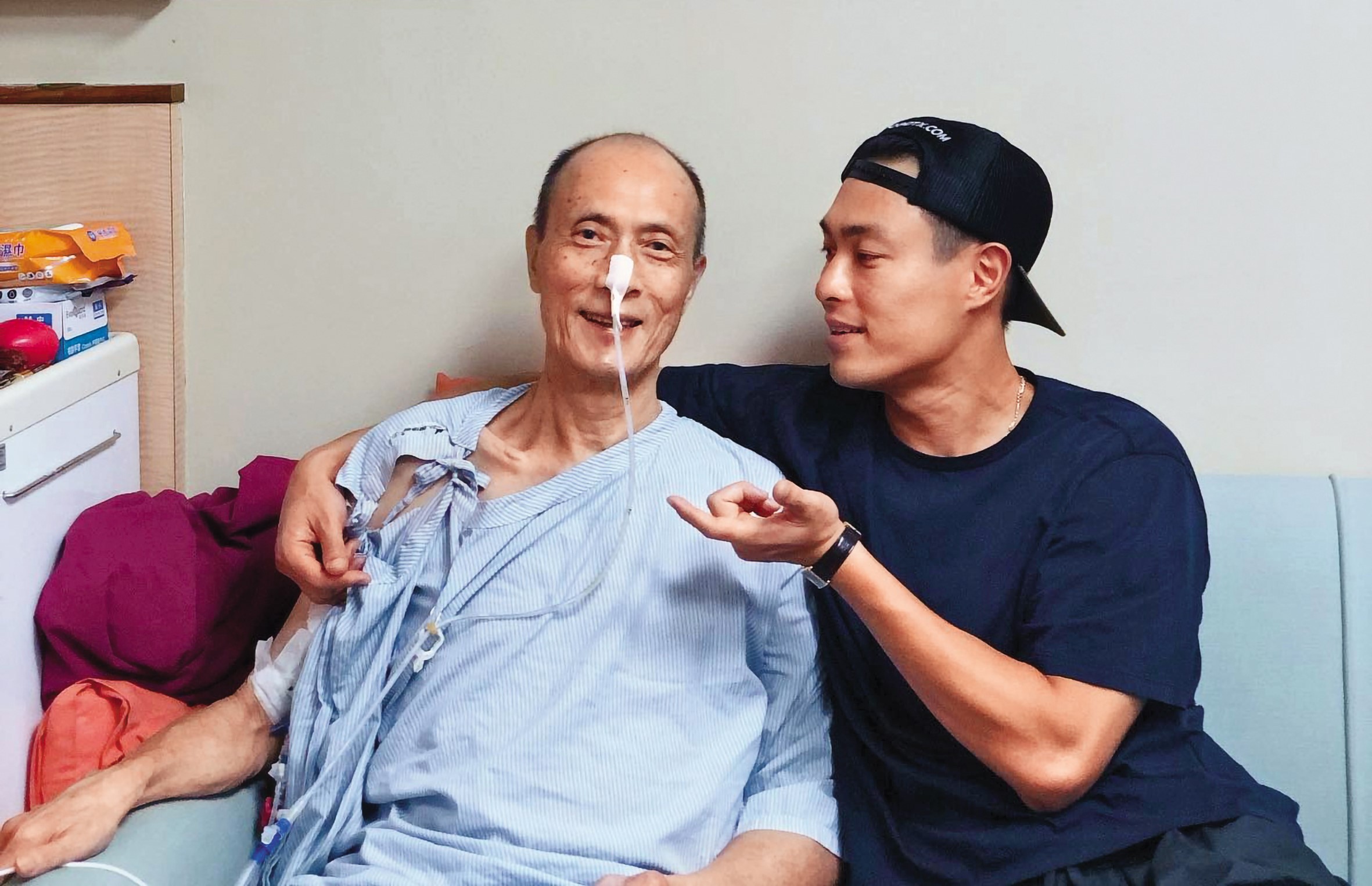 楊祐寧(右)的姐姐發文感嘆弟弟長大了,能帶領整個家度過難關,也每天陪伴照顧父親(左)。(翻攝自楊祐寧姐姐IG)