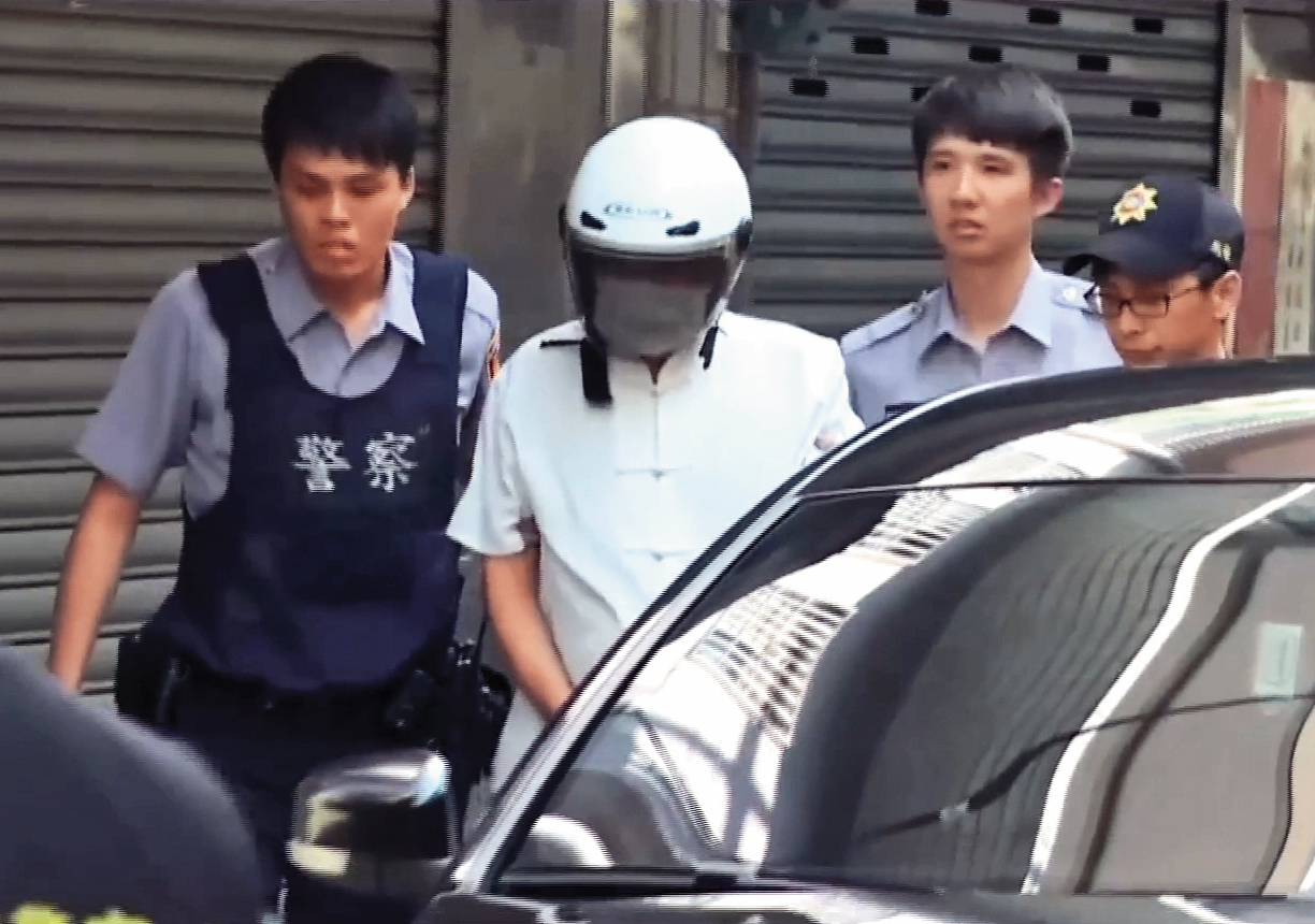 陳男(左2)警訊時雖坦承殺妻分屍罪行,但在法院審理時,卻翻供說是遭附身才犯案。(翻攝東森新聞)