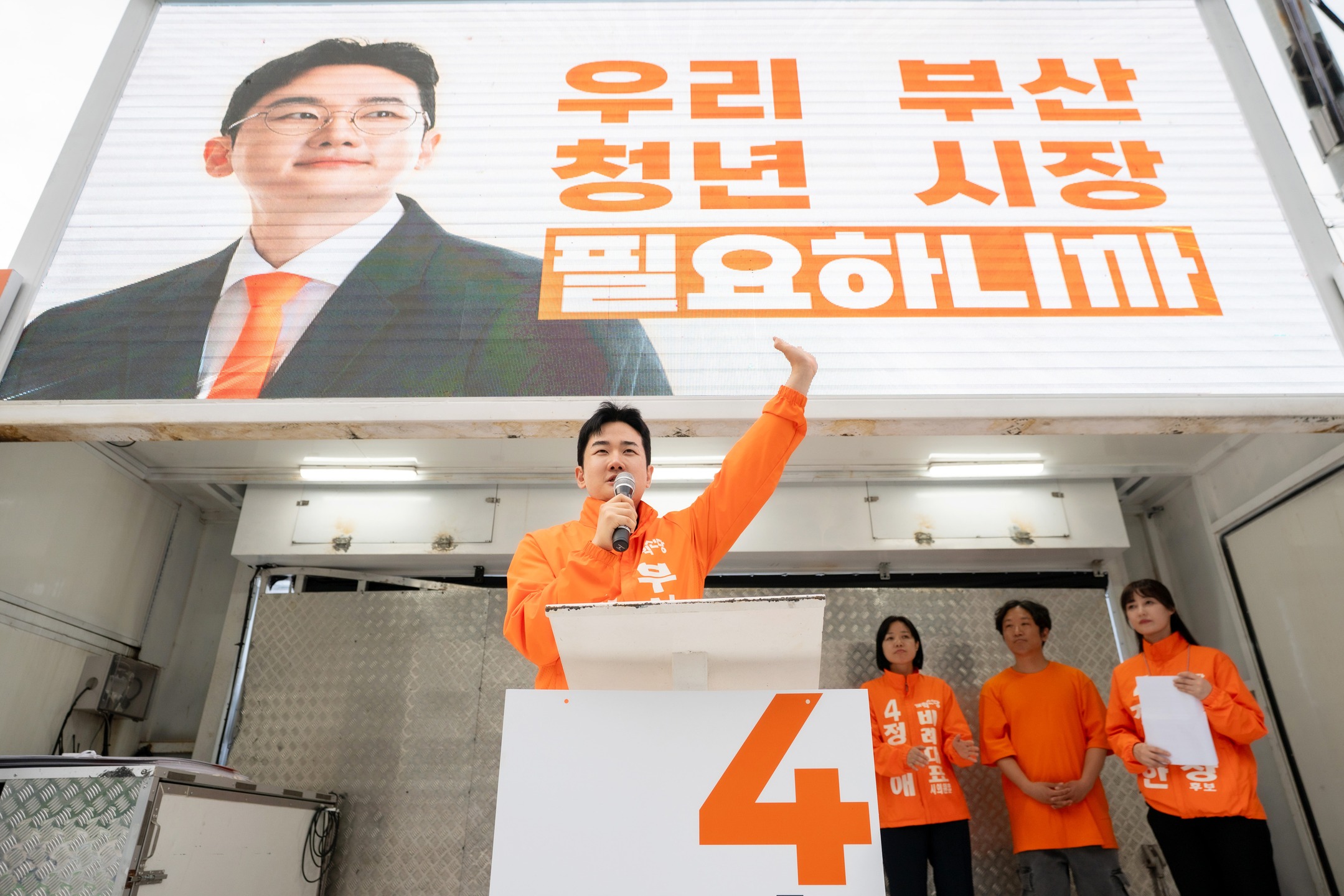 前釜山市長候選人鄭義漢4月宣稱拜票遇襲昏倒,但事後檢警查出,丟飲料的「凶手」竟是其個人健身教練。(翻攝自THREADS@jeong21_official)