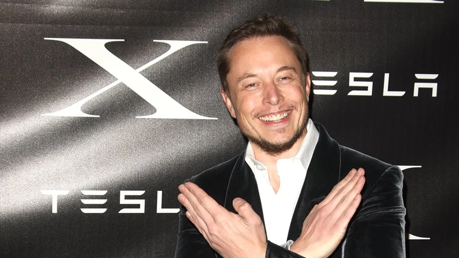 特斯拉執行長馬斯克(Elon Musk)宣布,新一代「AI5」晶片已順利完成流片(Tape-out),達成量產前最重要里程碑。(翻攝自X@elonmusk)