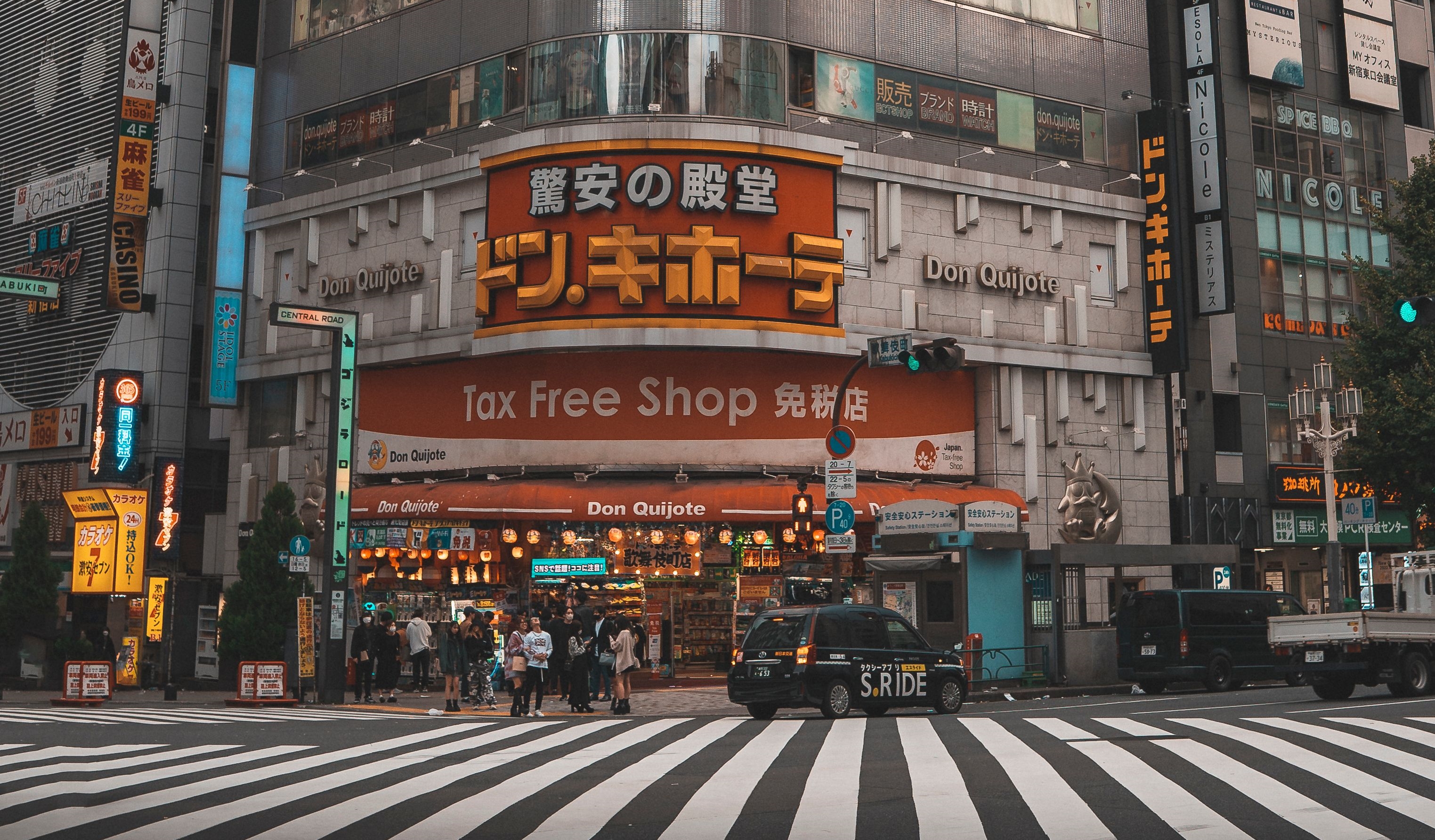 日本連鎖賣場唐吉訶德率先於5日宣布,旅客在店內辦理退稅的手續費將維持「0元」。(pexels提供)
