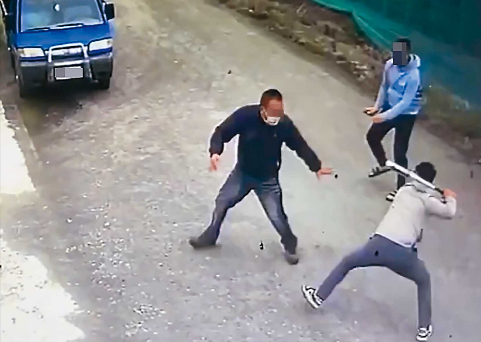 彰化芳苑農會代表A先生(左),遭2名男子用辣椒水、球棒,當街攻擊。(翻攝畫面)