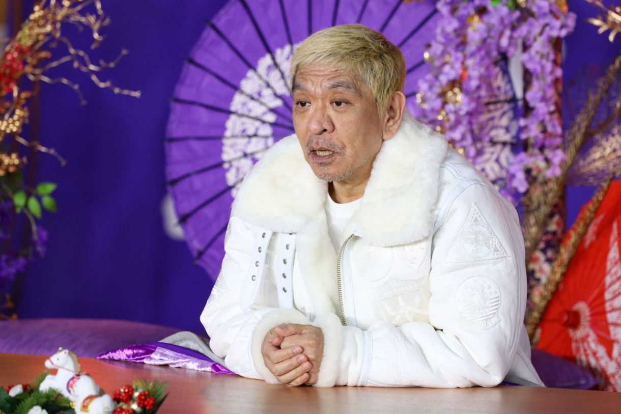 松本人志透露罹患大腸癌並接受腫瘤切除手術,目前暫時裝設人工肛門,待身體恢復後再接受腸道接回手術。(翻攝網路)