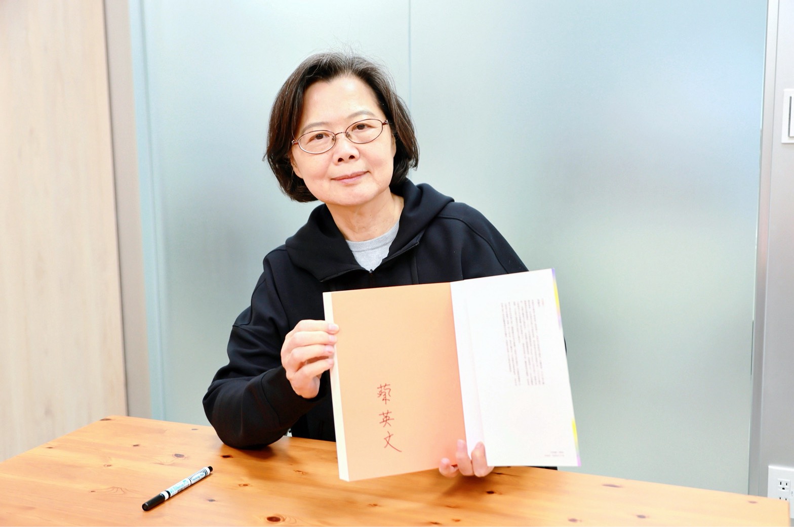 前總統蔡英文捐出10本親筆簽名《青年的四個大夢》,響應紙風車368兒童藝術工程「椅子會」公益抽獎活動。(紙風車劇團提供)