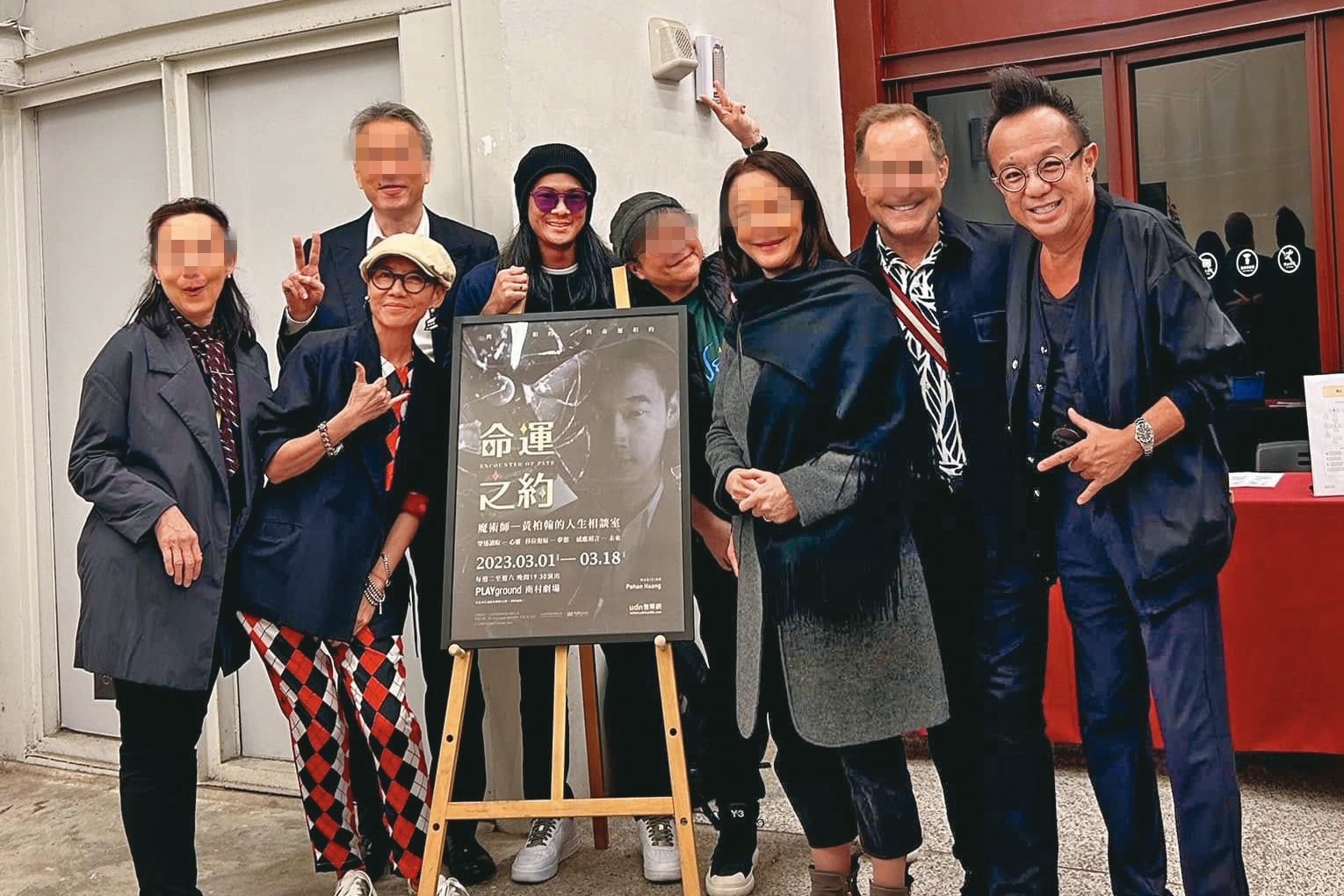 Vicky(左二)與黃大煒(右一)、黃大煒的兩位姐姐之前關係頗佳,直到黃大煒驟逝,雙方陷入僵局。(翻攝自Vicky臉書)