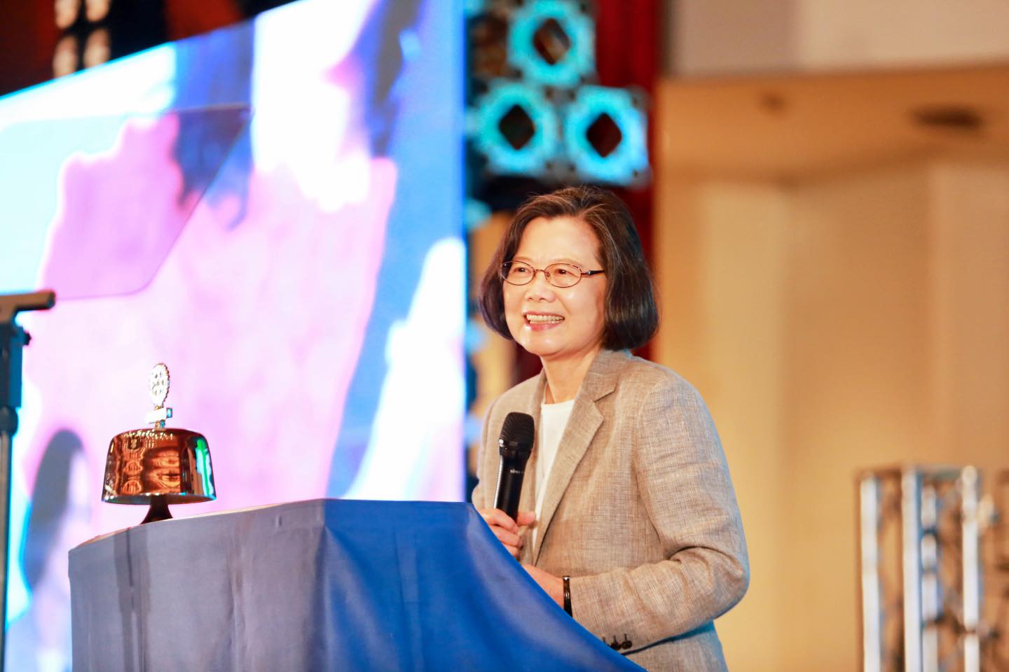 前總統蔡英文今天受邀到台北醫學大學演講。(取自蔡英文臉書)