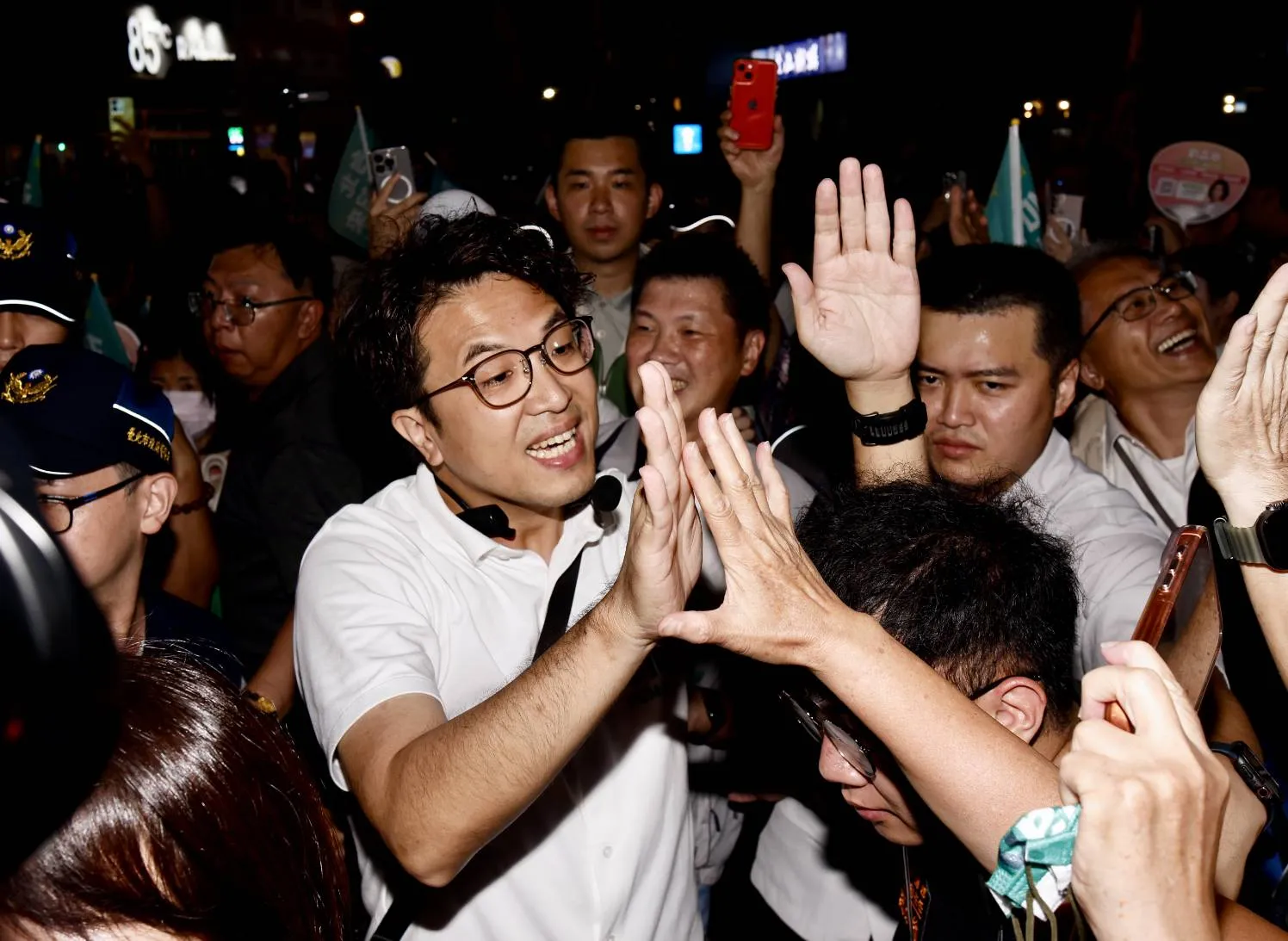 沈伯洋景美夜市掃街再掀「洋流」　接戰政論節目《面對面》對決蔣萬安：今晚就可以