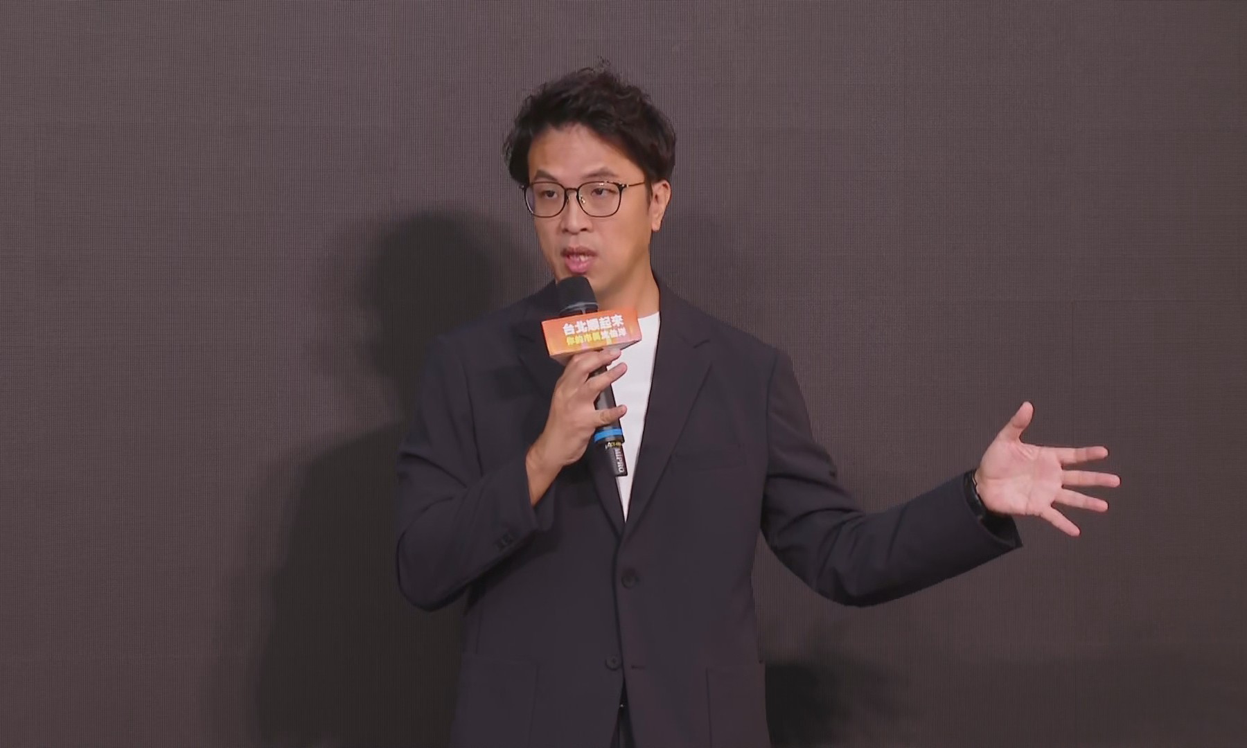 沈伯洋分析「評論」與「威脅」的差別。