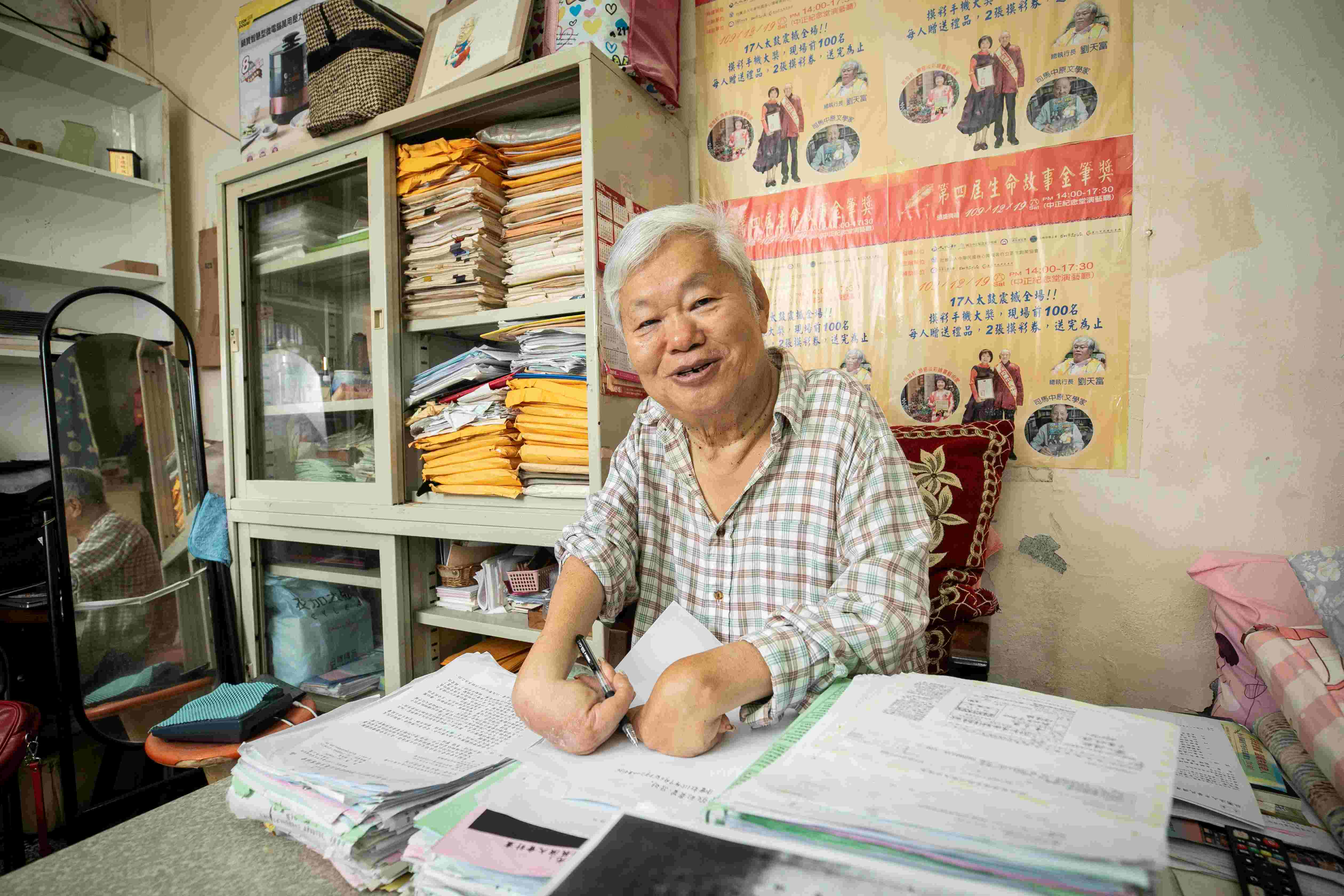 四肢不全的劉天富,僅有2隻手指可以拿筆寫字,他很會寫企劃案、爭取政府補助。
