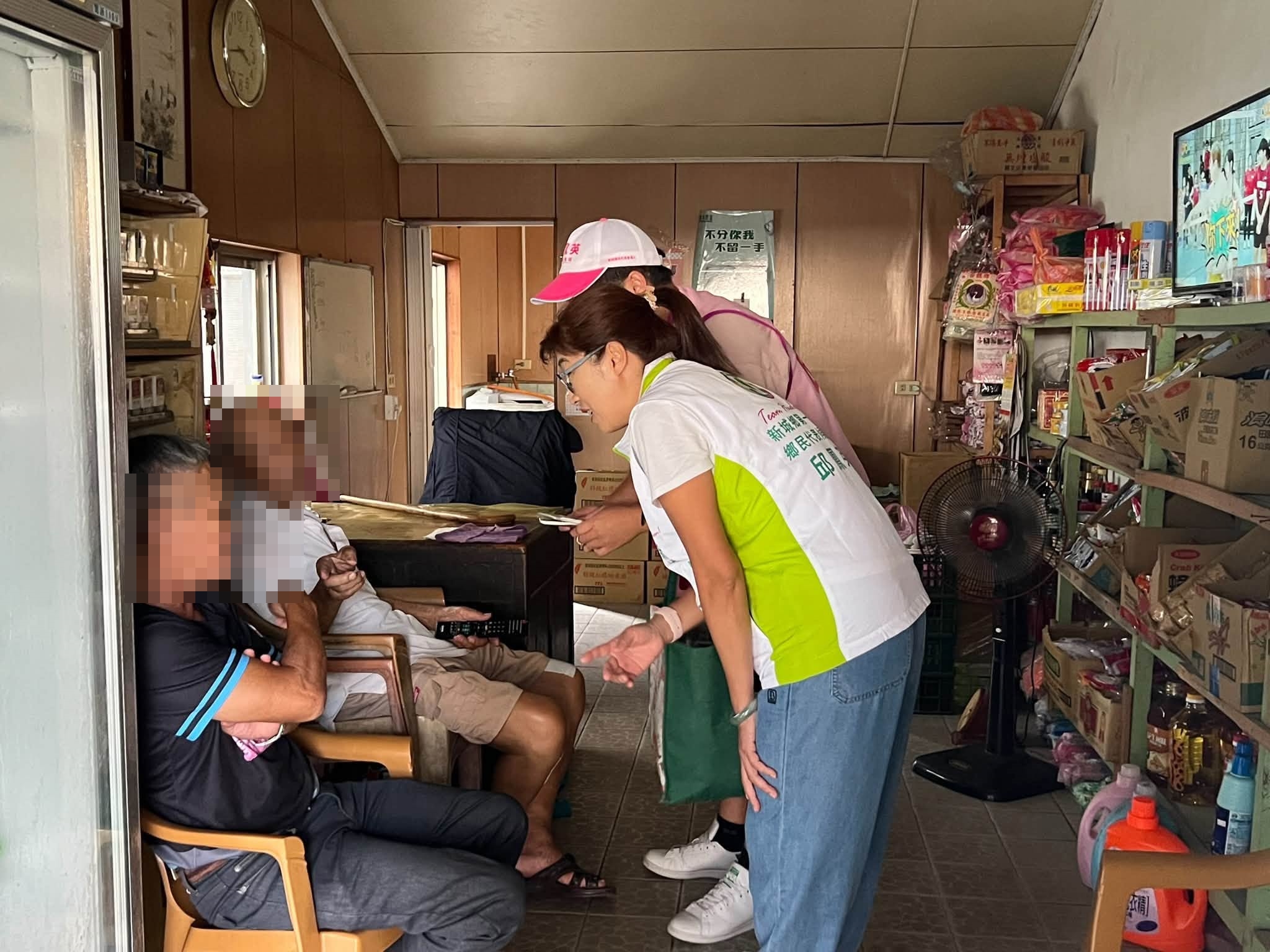 邱鳳英昨晚突然昏厥倒地,送醫搶救後最終宣告不治,享年54歲。(翻攝自邱鳳英臉書)