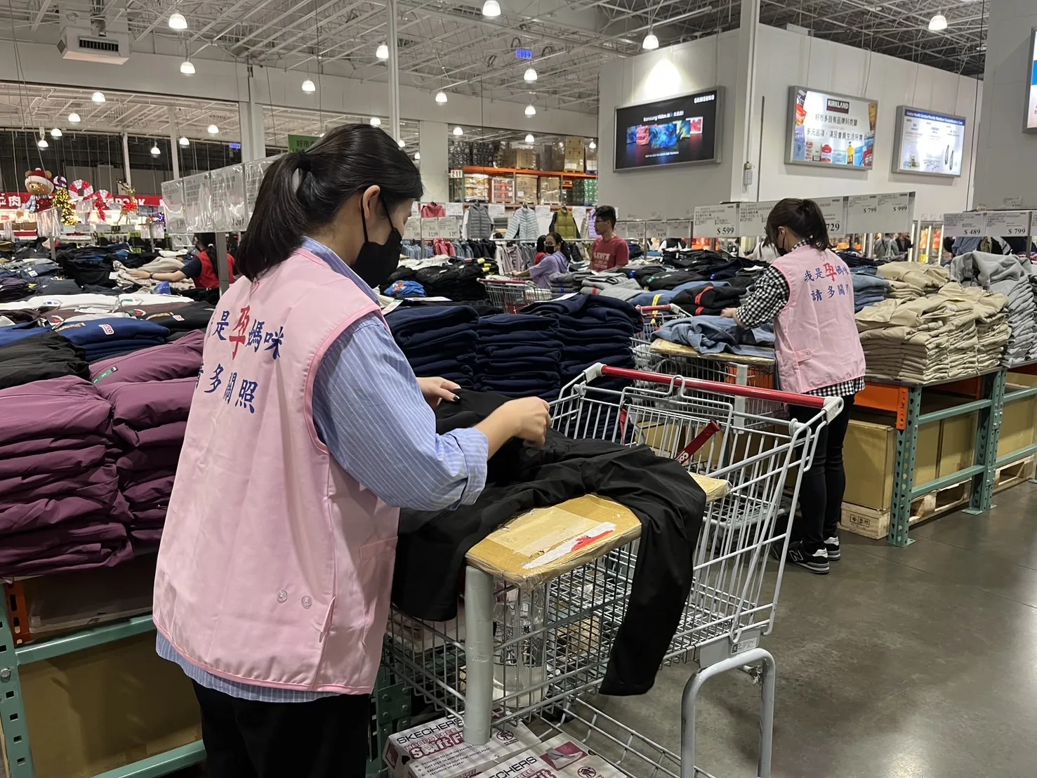 好市多員工著「孕媽咪」專屬背心　塑造友善職場吸4萬網友點讚