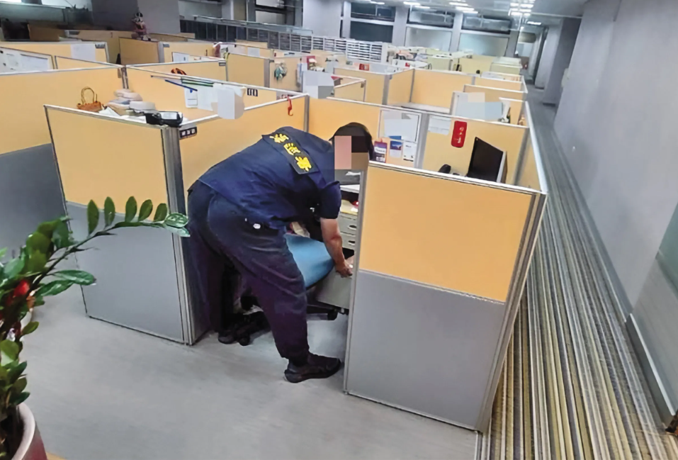 海巡署人員搜索是方電訊,已掌握走私的關鍵證據。(海巡署偵防分署提供)