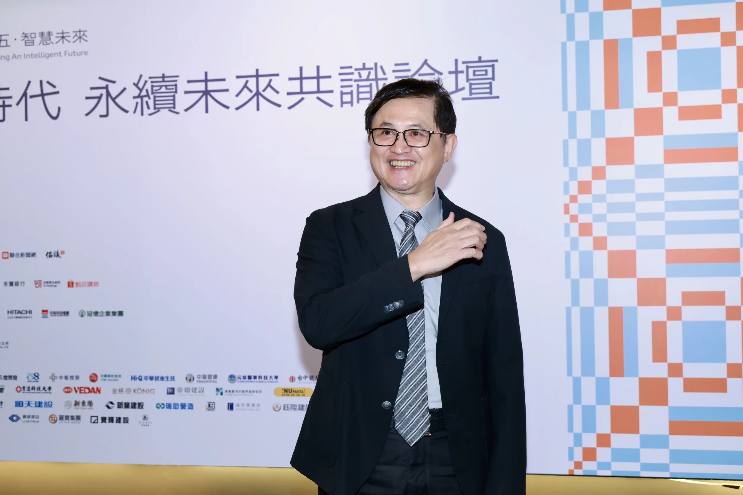 蘋果首款摺疊機集萬千矚目　連和碩董座童子賢都好奇！
