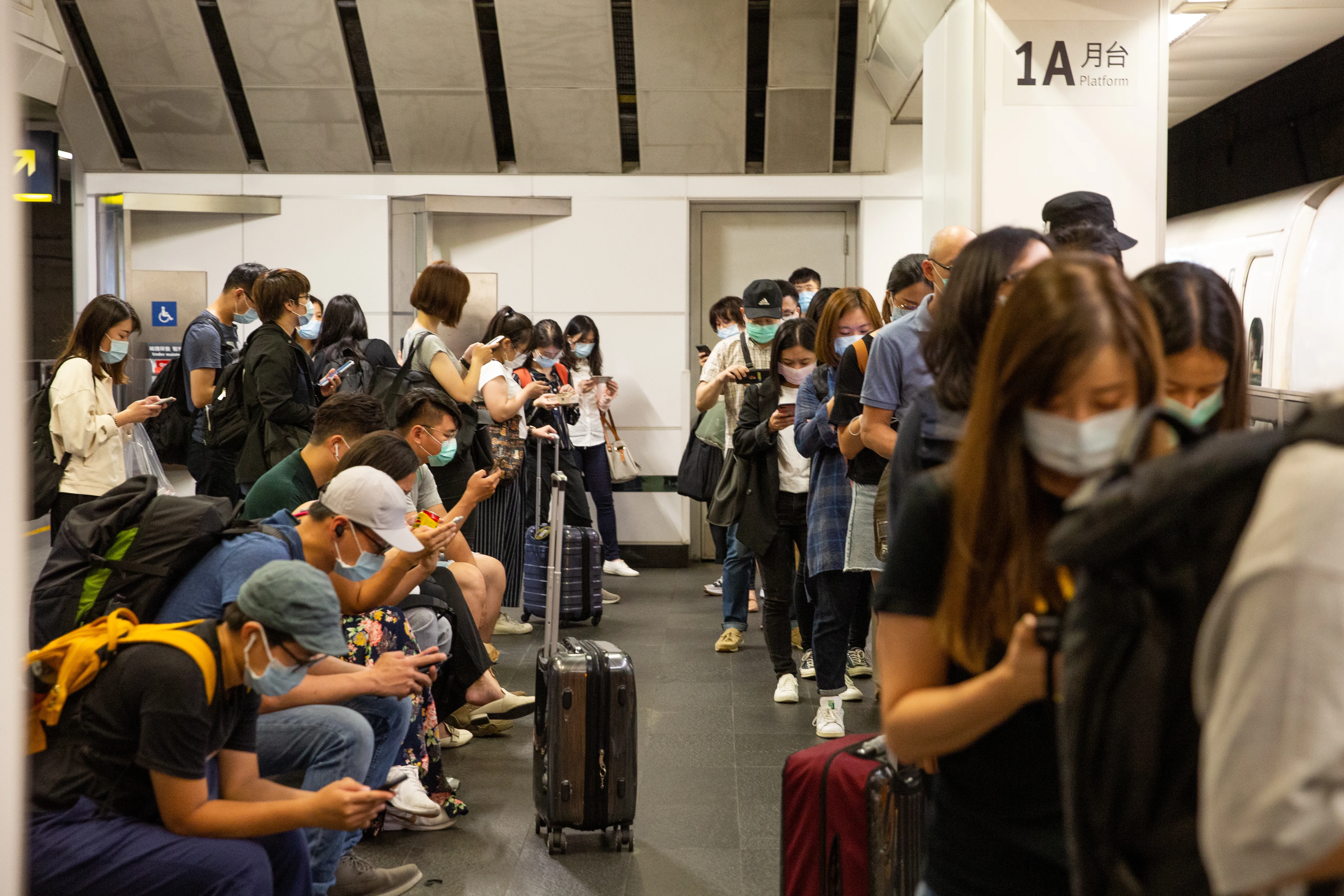 連假站票「湧入商務車廂」乘客氣炸　高鐵籲自由座乘客：禮讓對號座優先上下車、到站主動讓道