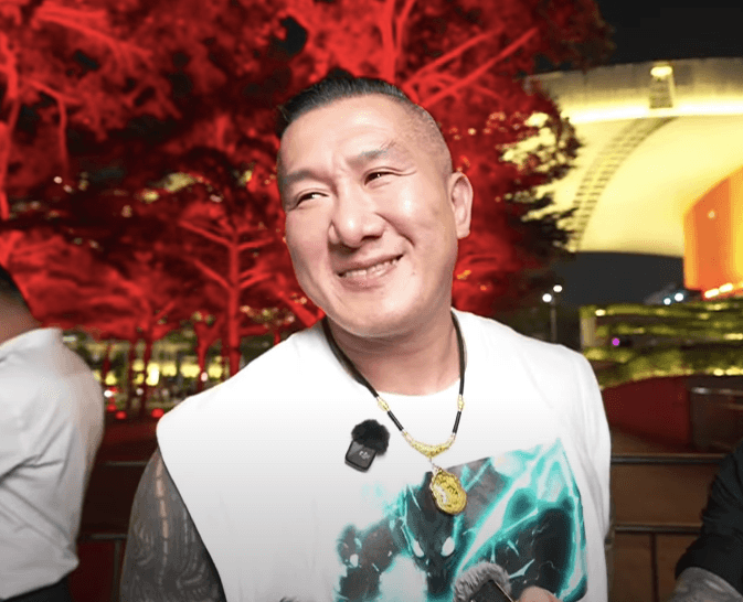 館長看完深圳燈光秀後,稱希望台灣也有「但是不好意思,台灣目前缺電」。(翻攝館長惡名昭彰YouTube)