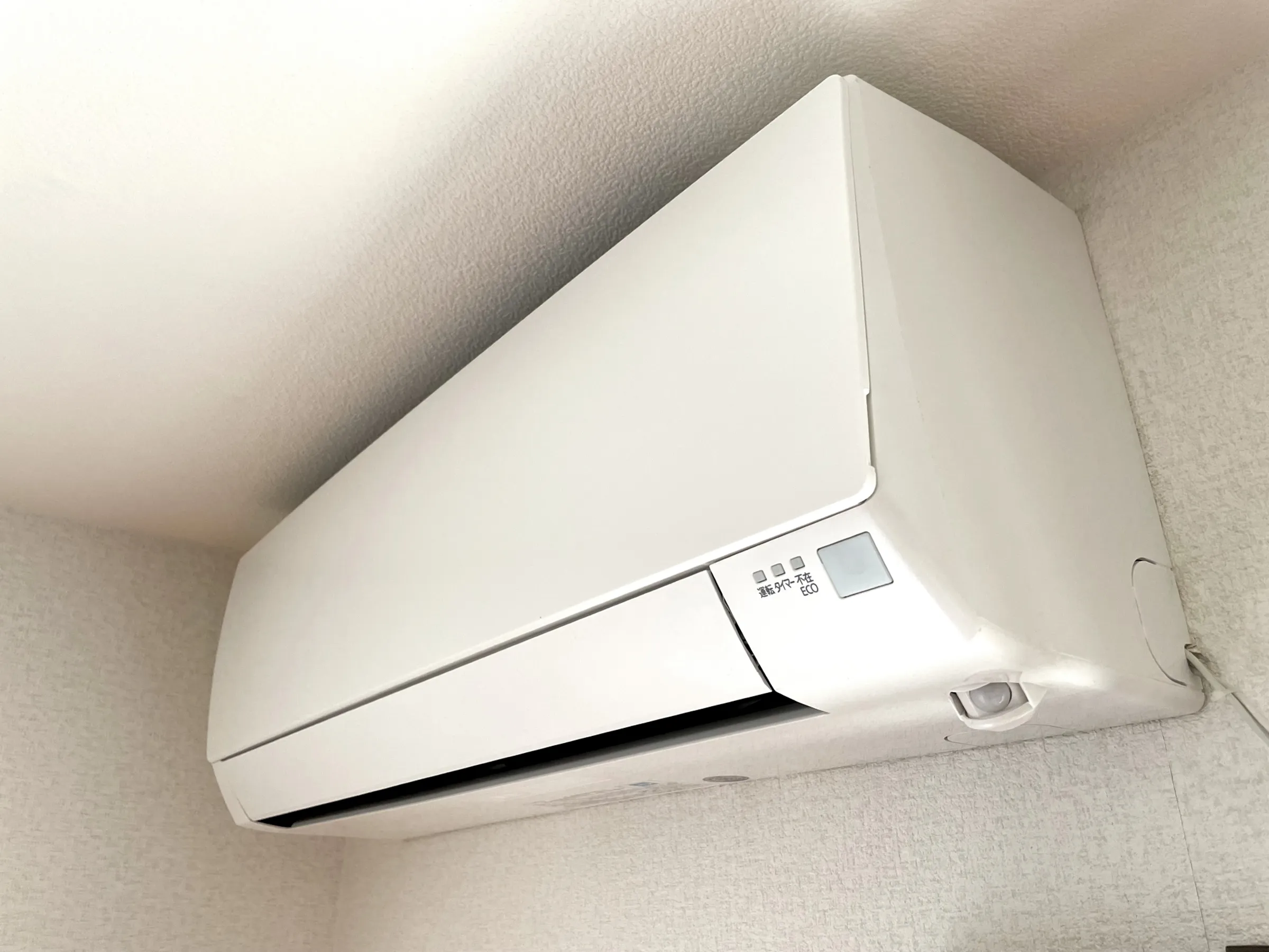 專家建議冷氣關機前記得先啟動送風或防黴模式,可避免內部發霉。(示意圖,photoAC)