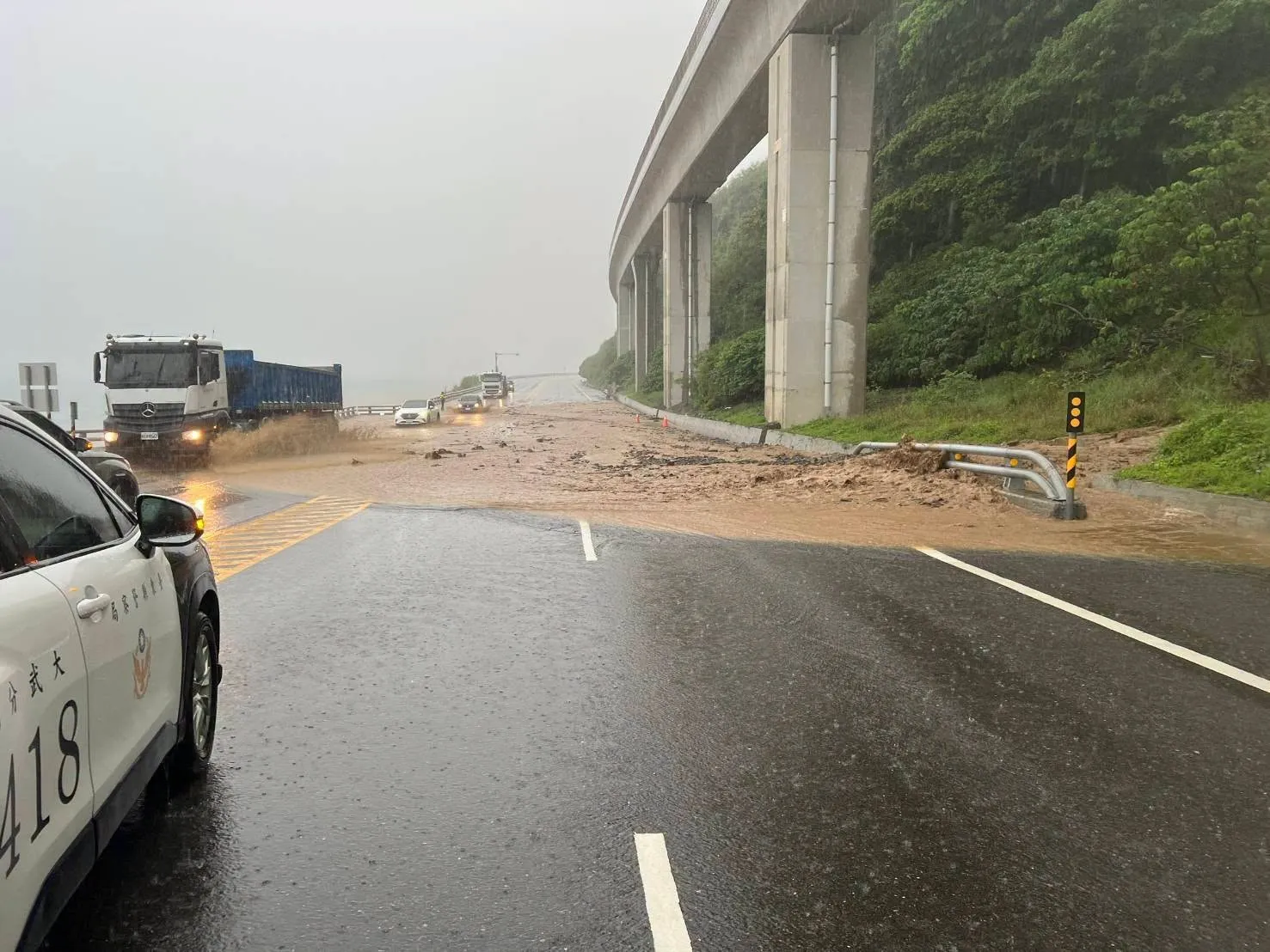 豪雨狂炸台東！台9線多良路段爆土石流　車道急封閉「僅開放一側通行」