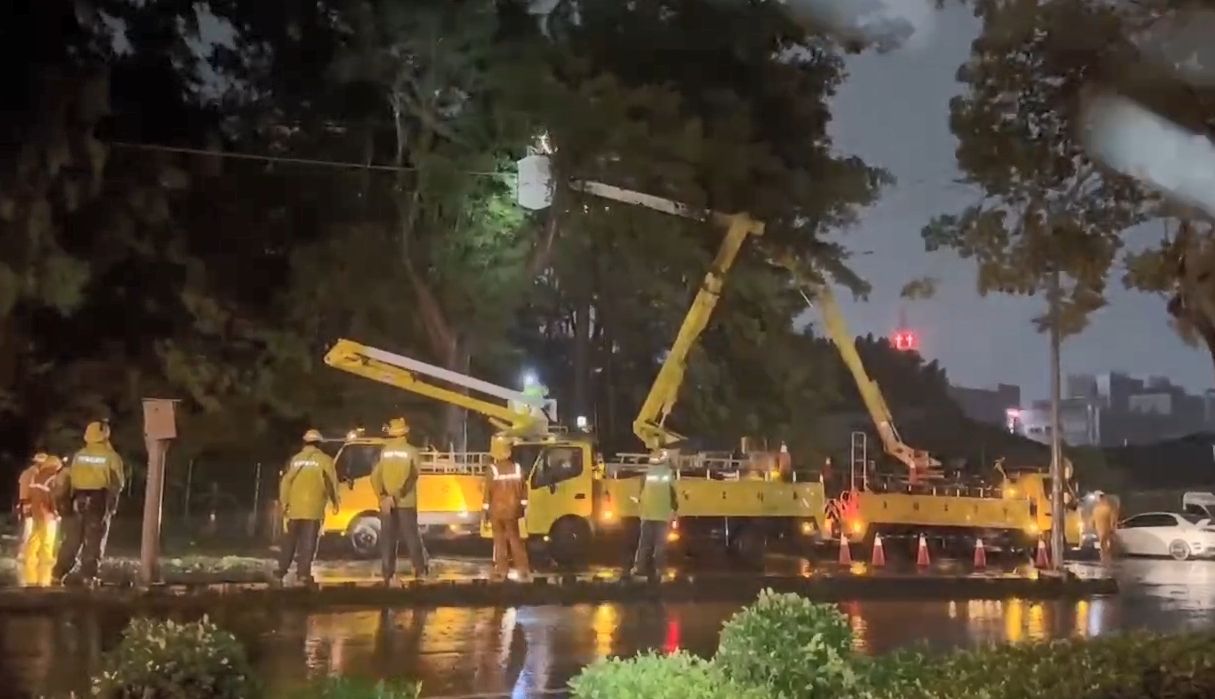 台電漏夜搶修進行電力修復。(翻攝畫面)