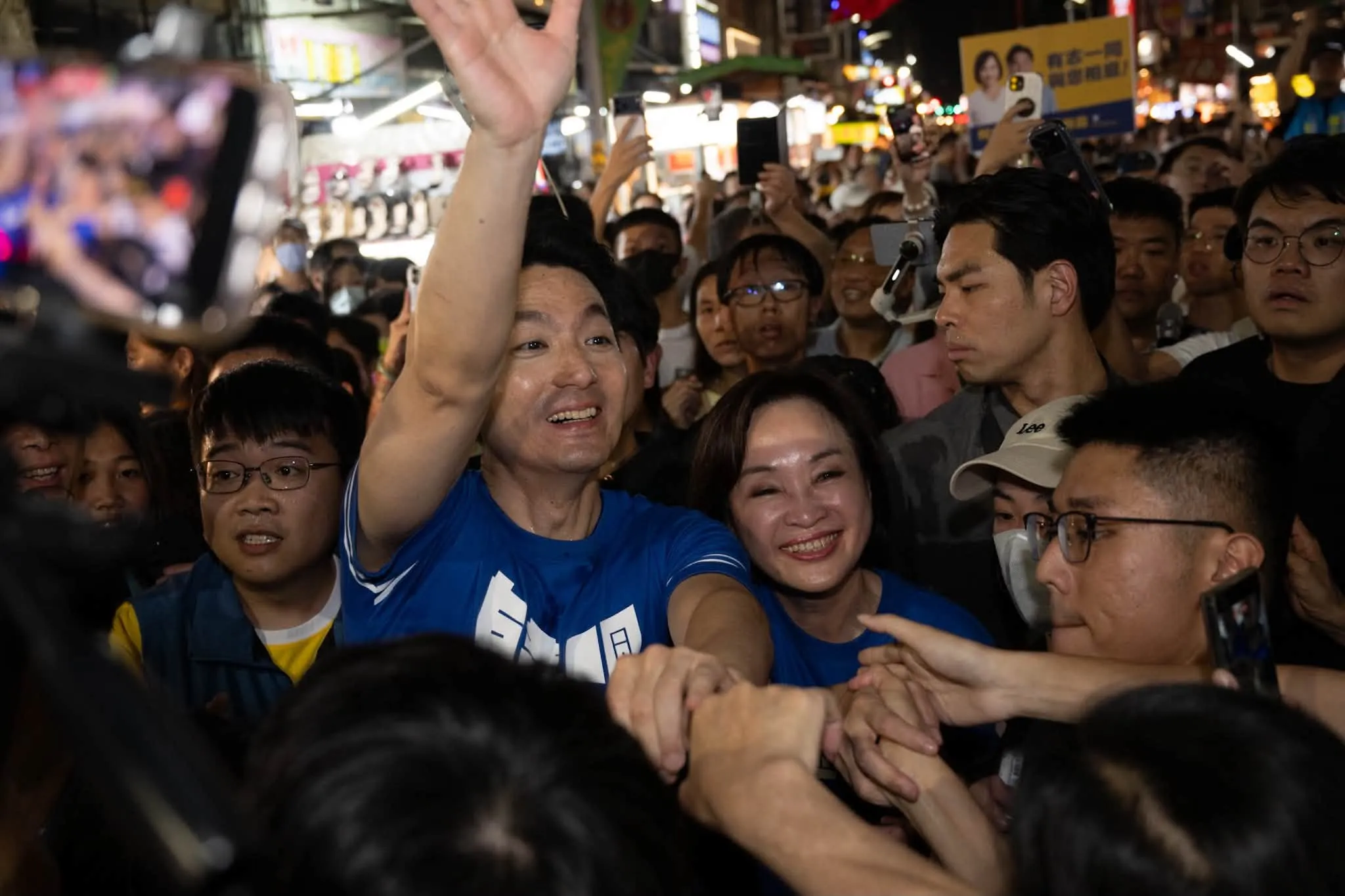 鬍鬚張第3代送鳳梨挺蔣萬安！遭諷「鬍鬚章」　名嘴嗆：今生拒吃