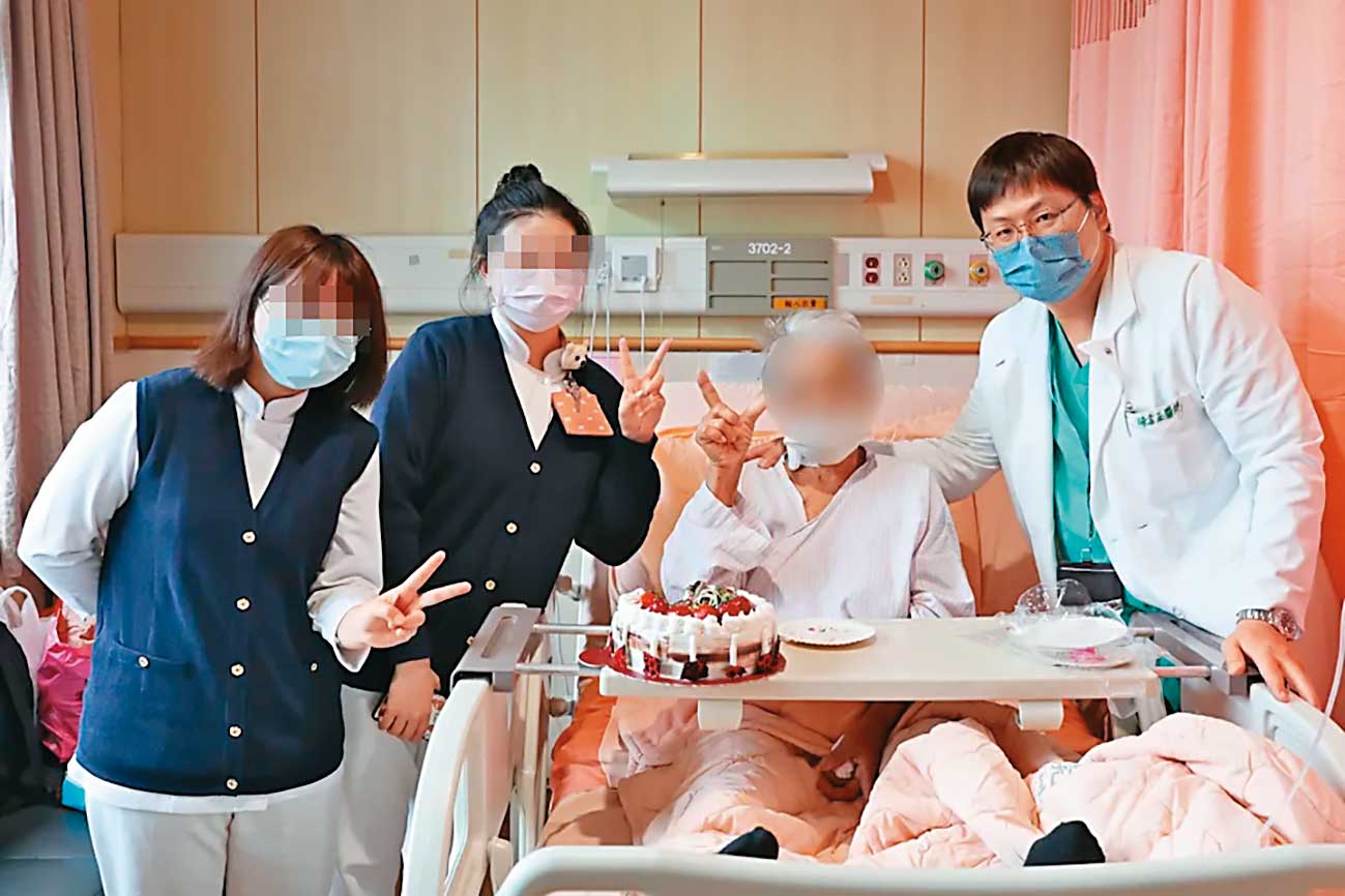 陳言丞(右)外表憨厚老實,在醫院的人緣非常好。(翻攝翻攝慈善新聞網)
