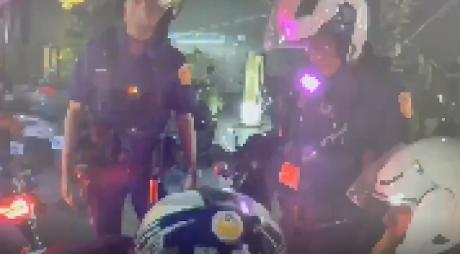 林森北酒醉男與友人爆衝突,怒衝馬路遭警保護管束。(警方提供)