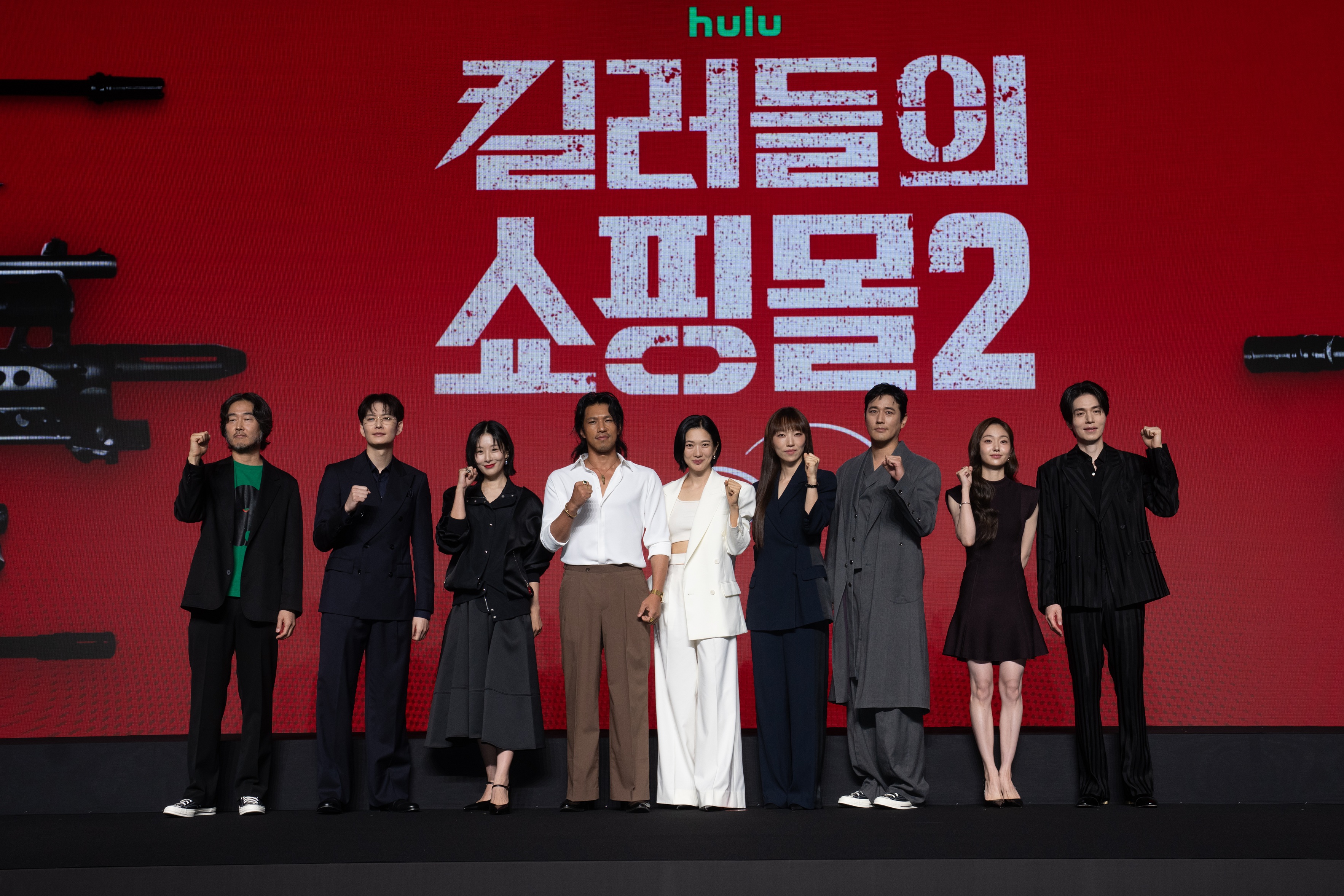 《殺人者購物中心2》加入來自日本的玄理(左3)與岡田將生(左2),提高作品在日本的關注度。(Disney+提供)