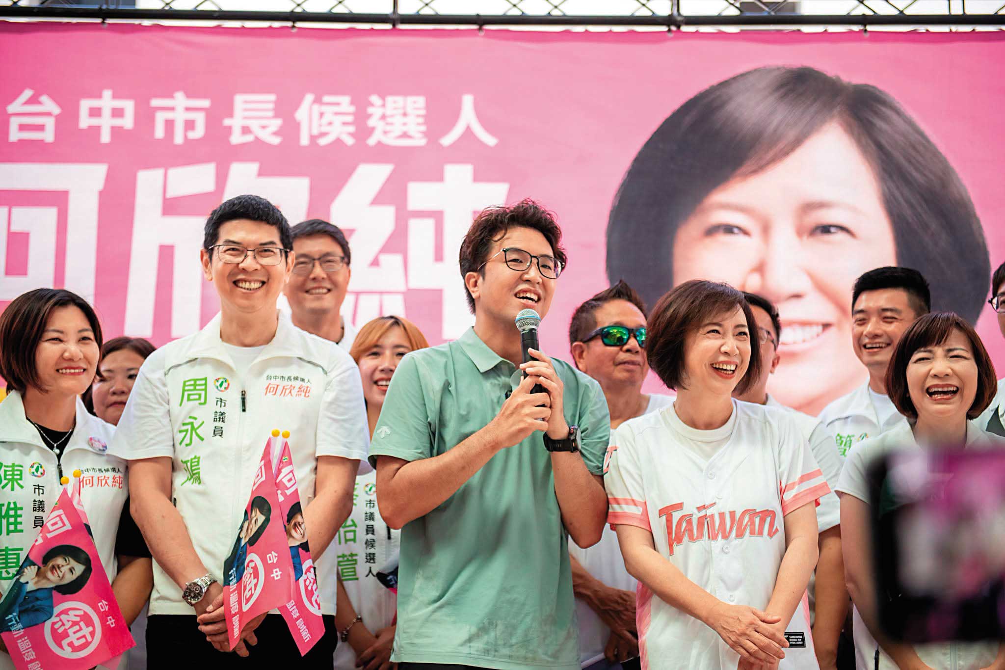 沈伯洋曾到高雄、台中與參選人合體,但隨著選戰進入尾聲開始固守首都圈。(翻攝自何欣純臉書)