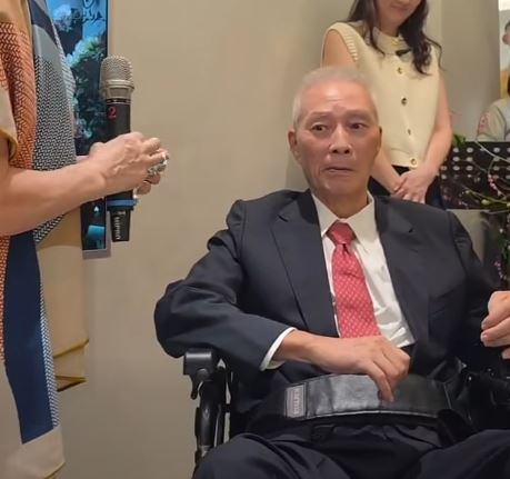 78歲吳敦義坐輪椅出席「台北市吳敦義文教基金會」茶會。(翻攝李秀姬臉書)