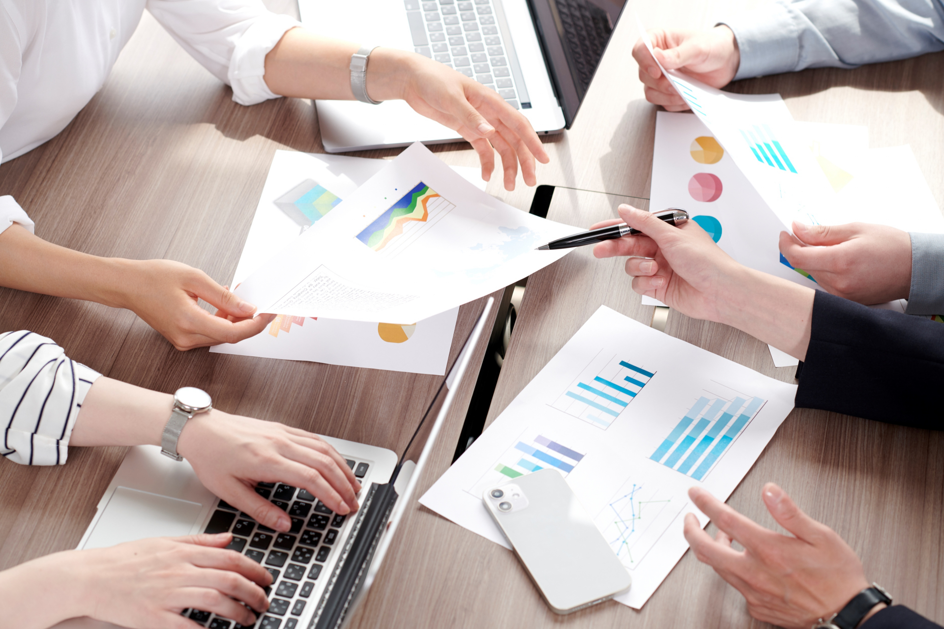 有新人在冗長會議中,舉手問主管「結論是什麼?」態度引發討論,有人說是整頓職場,但多數人批評根本是沒禮貌,圖為示意圖。(翻攝自PhotoAC)