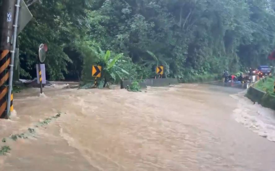 鄭姓女大生昨日騎車下山途中遭洪流沖倒受困,不幸溺斃。(翻攝畫面)