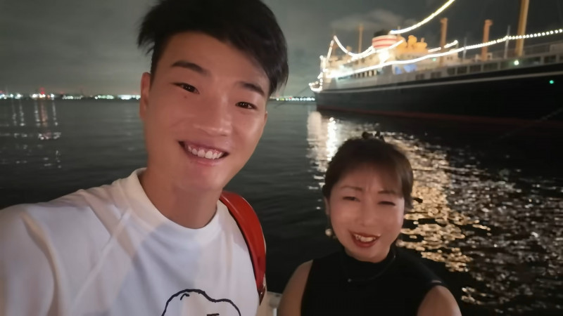 日本1對相差21歲的夫妻,因登上日本電視節目《新婚夫婦請進!》受到關注。(翻攝自YT)