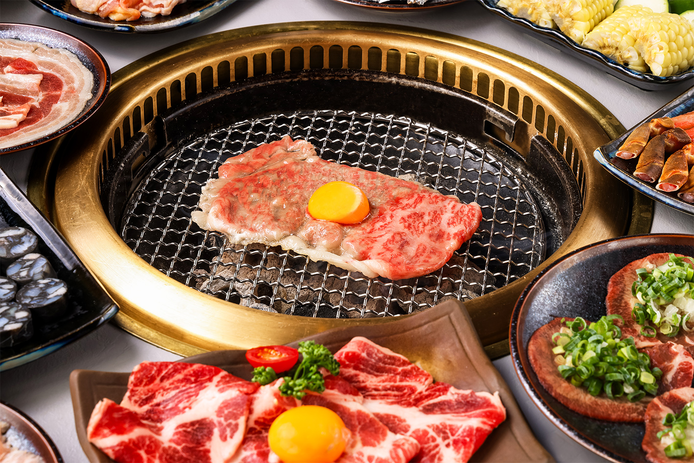 胡同燒肉在中秋前夕推出「胡同月見賞牛雙人套餐」,共精選13道肉品。(3,888元/雙人套餐)(胡同燒肉提供)