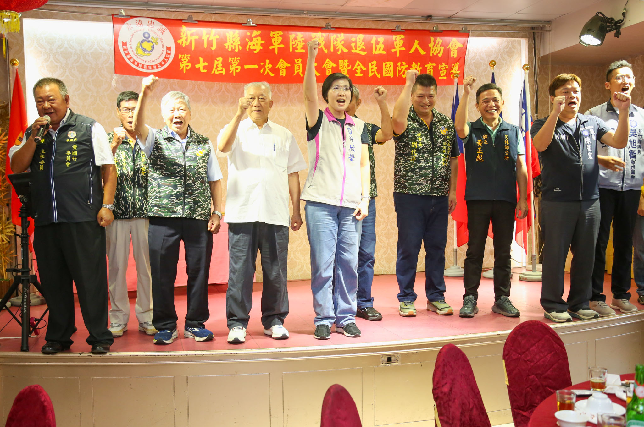 立委徐欣瑩26日受邀出席出席竹縣海陸退伍協會,現場不斷高喊「徐欣瑩凍蒜!國民黨勝利!」展現國民黨軍系強大支持。