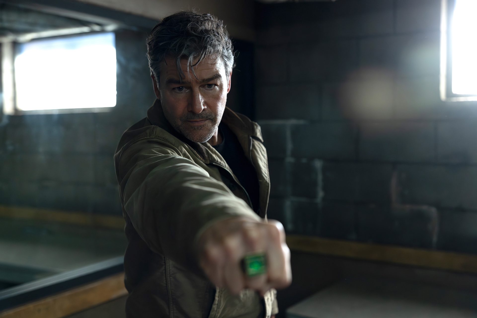 凱爾錢德勒(Kyle Chandler)飾演、人到中年的哈爾喬丹,開始著手訓練徒弟,手上的那枚綠色戒指,能釋放超能力。(HBO Max提供)
