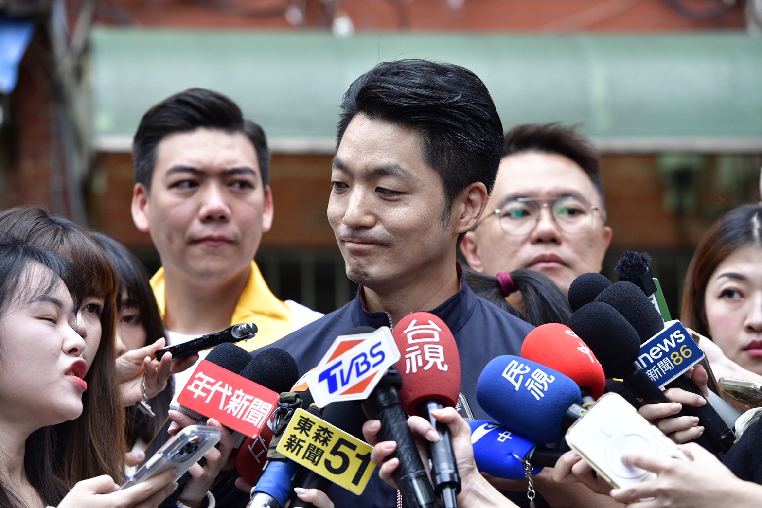 蔣萬安今被問到蔡康永的道歉是否會影響選情,他重申反對因立場不同就出征。(鏡報李智為)