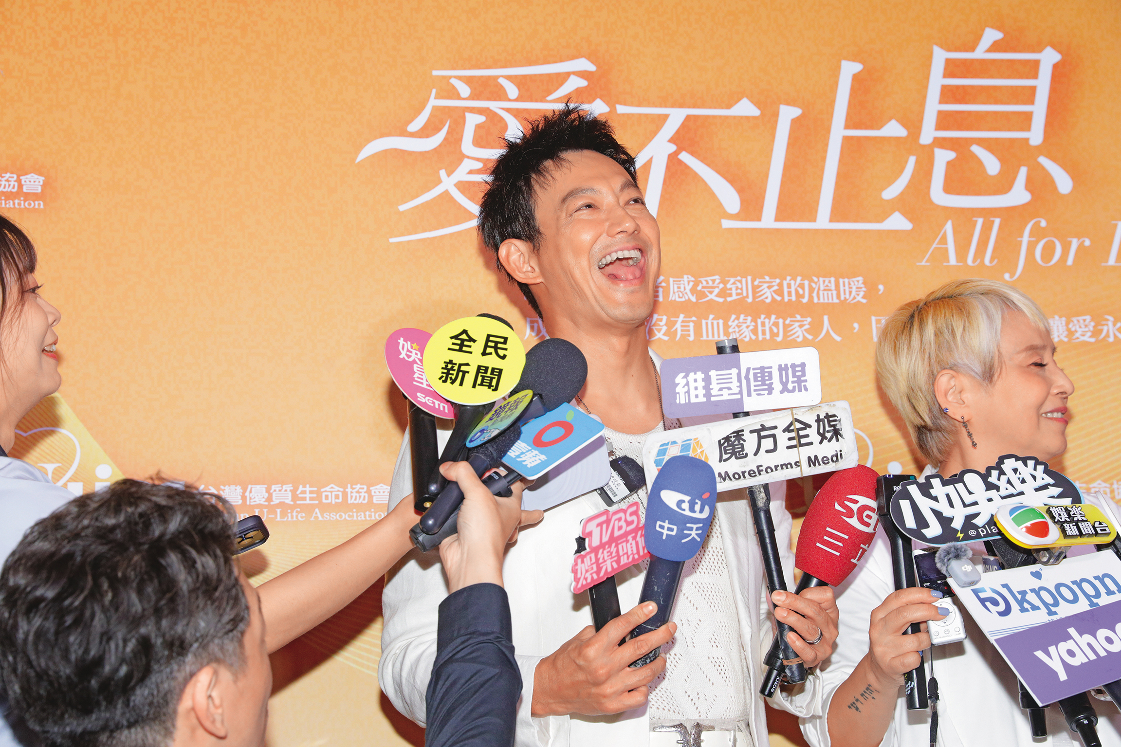 看威廉笑到「齒」度大開,好想順便來個牙科檢查。(掏放大鏡)