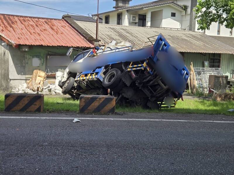 一輛滿載瓦斯桶的小貨車行經國5高架橋下的宜蘭路段時失控衝撞護欄,所幸車上瓦斯桶並未掉落路面或外洩。(警方提供)