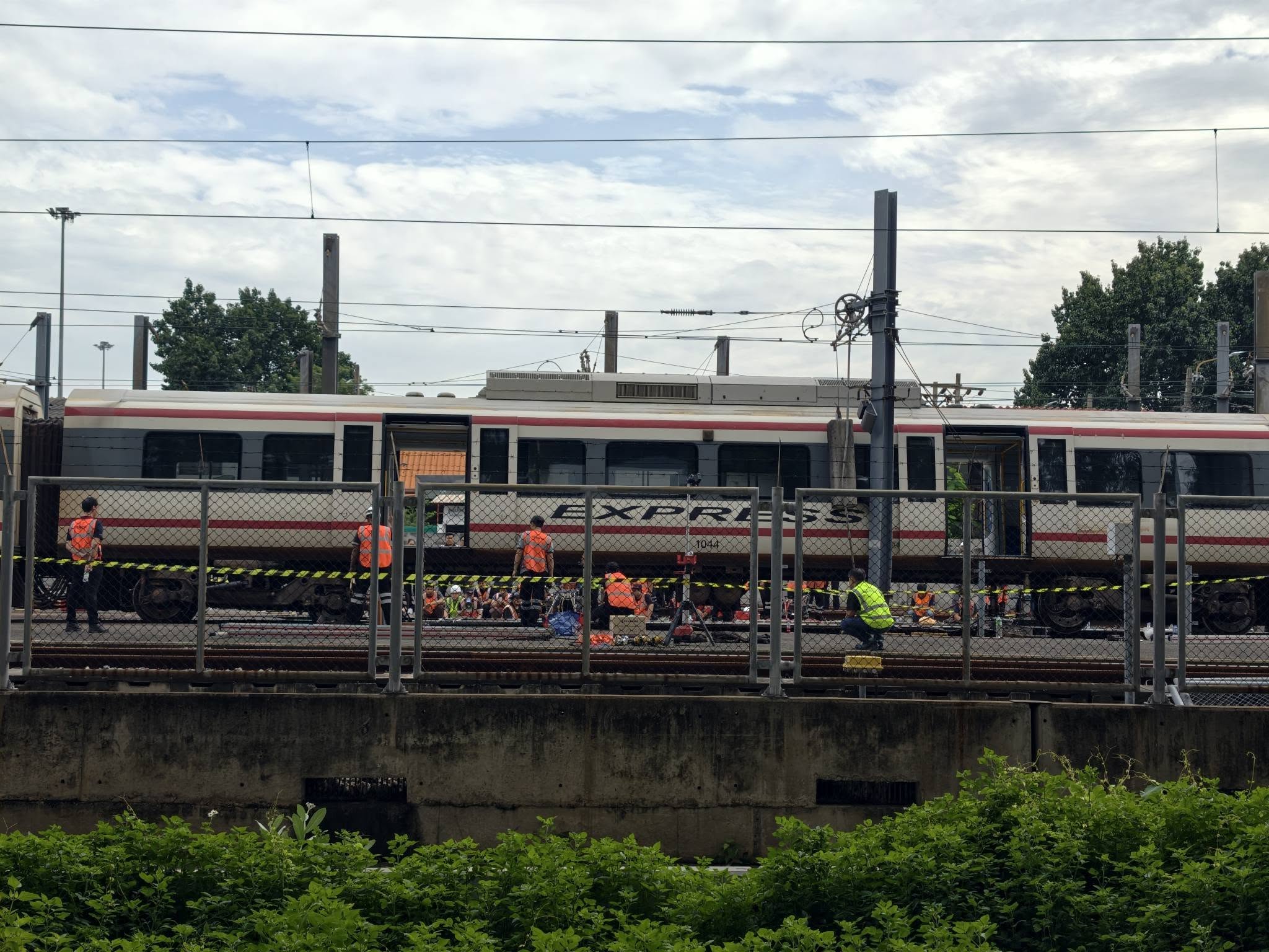 泰國曼谷機場捷運今凌晨發生重大技術故障,導致全線運能嚴重癱瘓。(翻攝自คน ตื่น รถไฟ臉書)