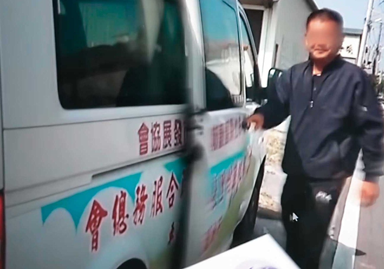 檢警大動作搜索吳家卻一無所獲,便將目標轉向屋外的社區服務車,果然掌握到破案鐵證。(翻攝畫面)