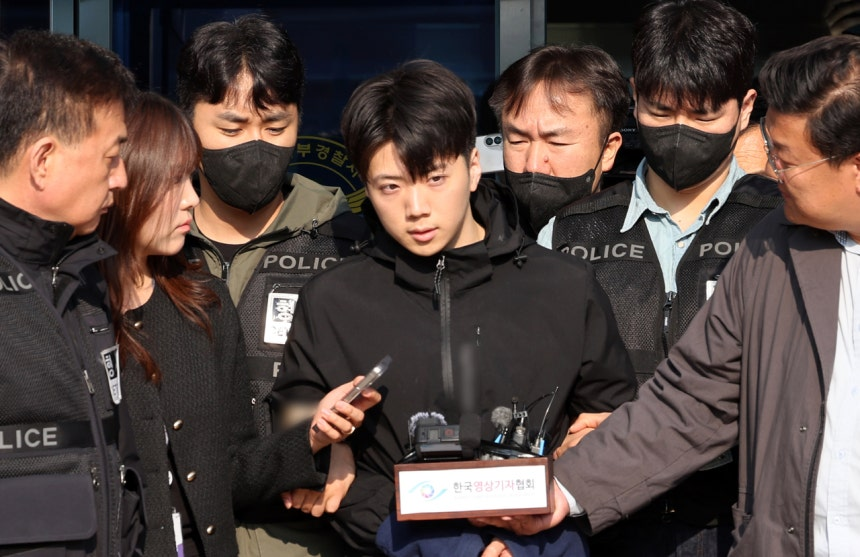 南韓23歲男子張允基因追求同事不成,竟於凌晨對無辜的16歲女高中生下手,並持刀攻擊前來幫忙的17歲男高中生,釀成1死1重傷。(翻攝自X@yeditor_i)
