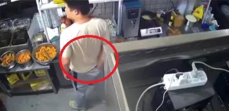 噁！中國炸雞店員工「手伸褲襠狂抓20秒」　沒洗手繼續出餐