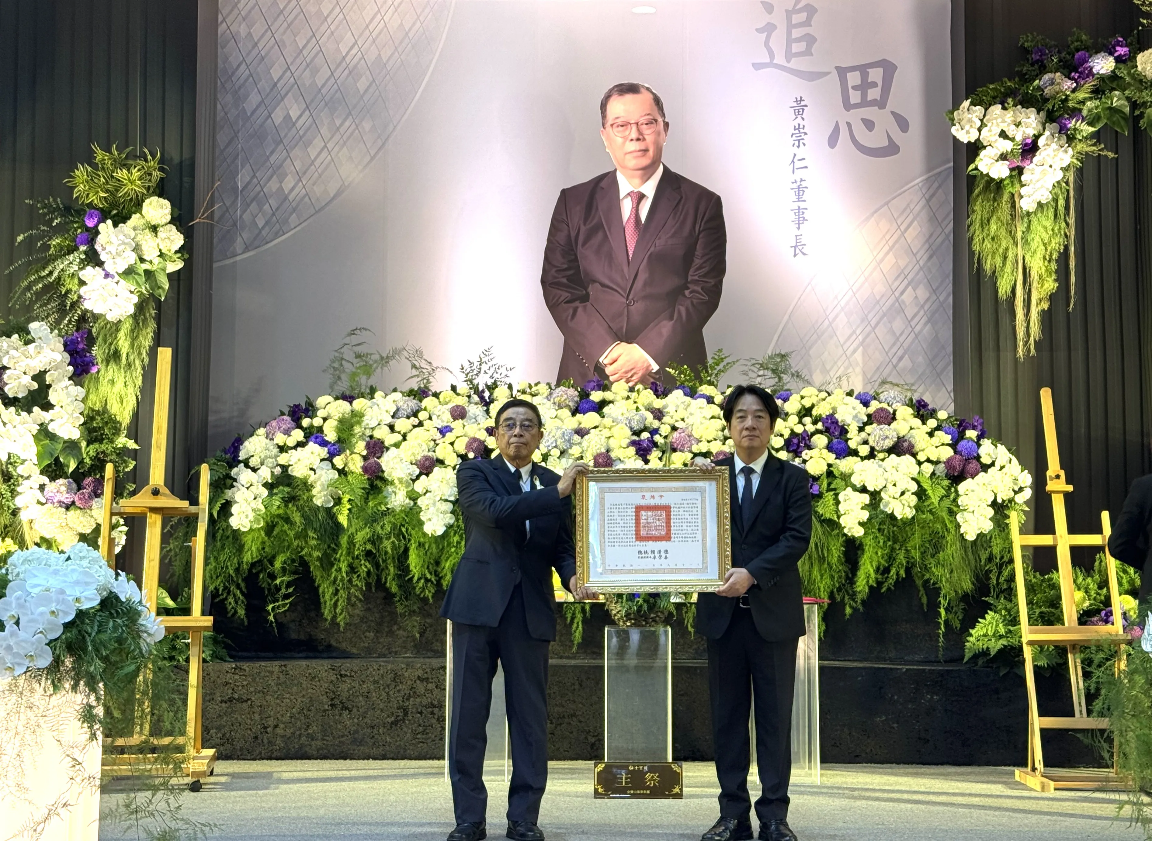 黃崇仁告別式近千人送行　員工最後一喊「謝謝老闆」