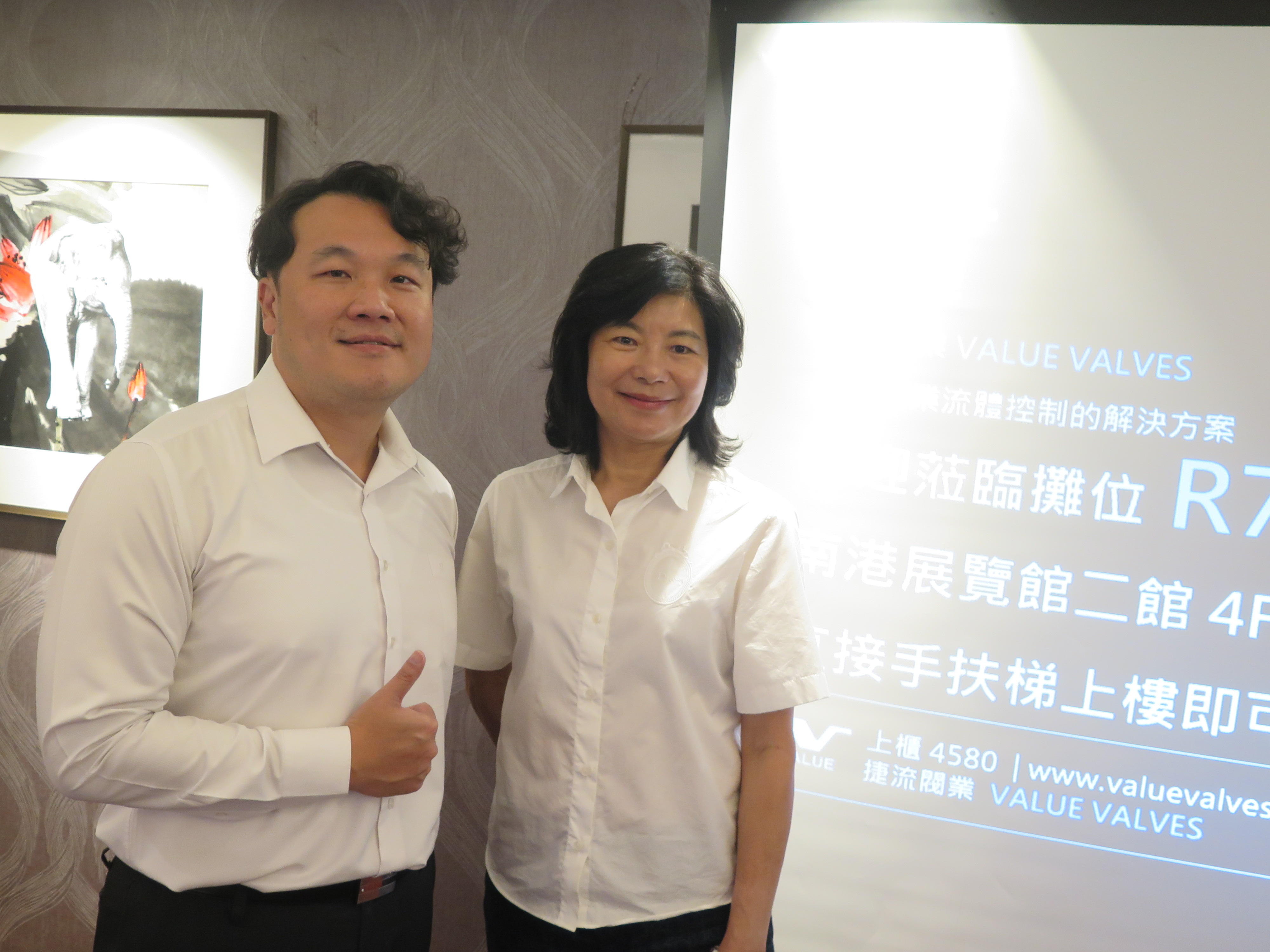 捷流閥業副總經理陳建元(左)與總經理錢佩玲(右)。